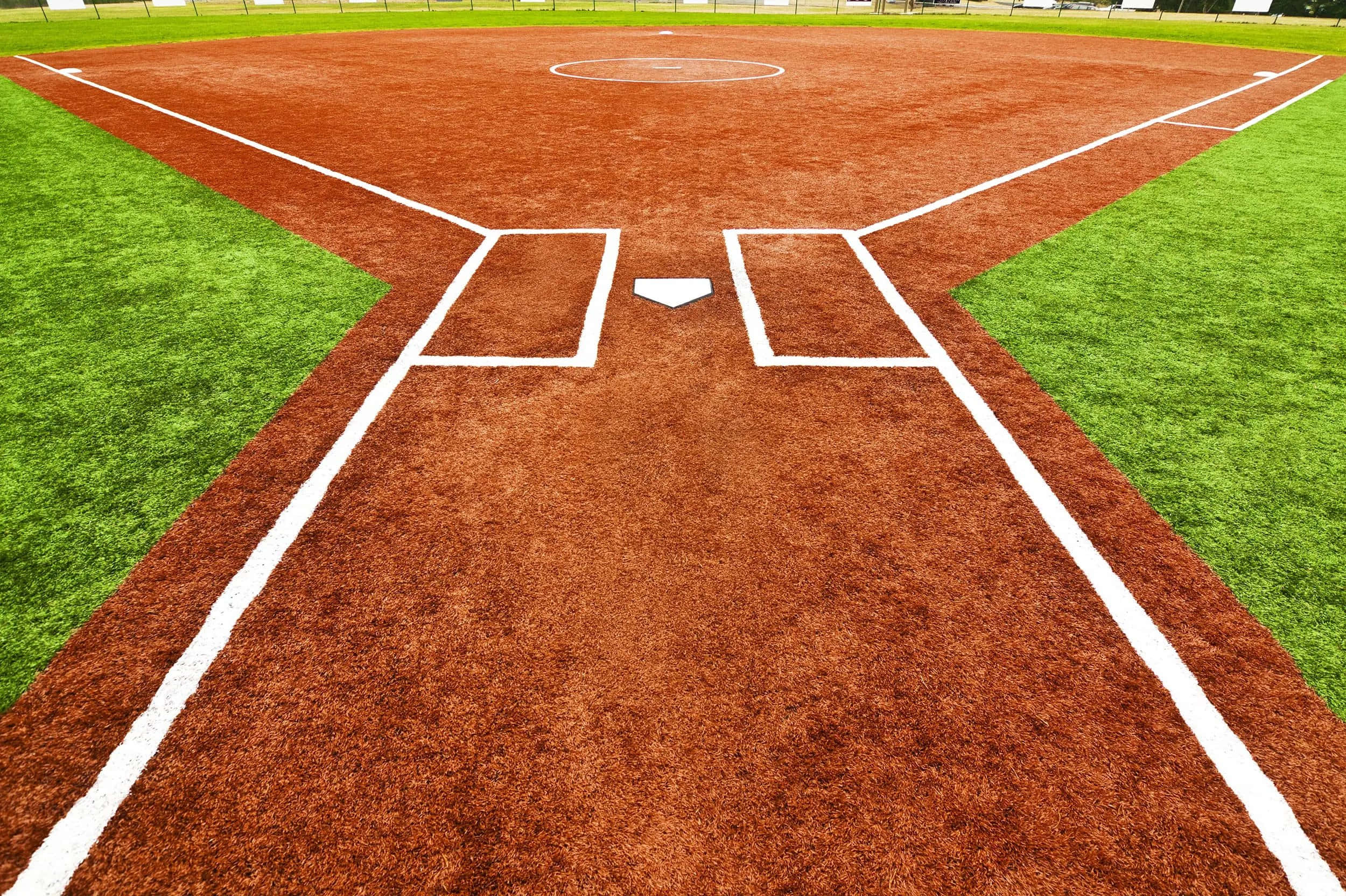 Baseball Field 桌布 壁紙 — 從空中俯瞰棒球場，紅褐色泥土和鮮綠色草地上有清晰的白色粉筆線。