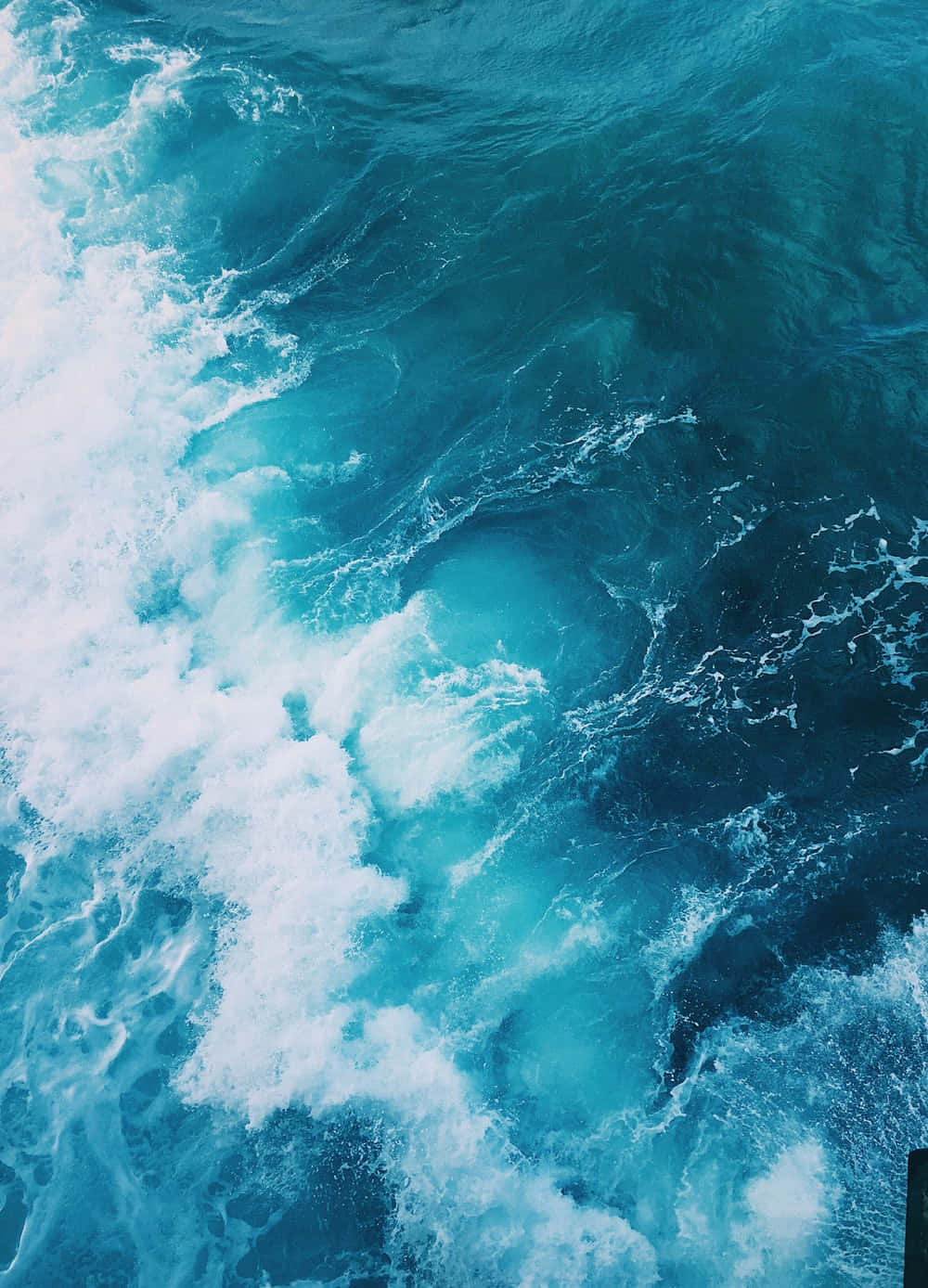 海洋藍 桌布 壁紙 — 從空中俯瞰洶湧的綠松石色海浪，動態地拍打著白色泡沫。