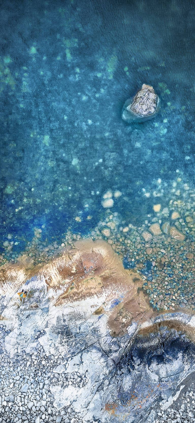 自然 桌布 壁紙 — 從空中俯瞰清澈的碧綠海水，露出水下的岩石和靠近紋理海岸線的孤獨巨石。