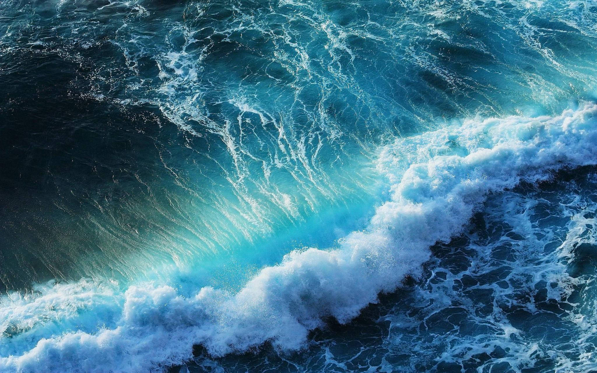 Wave 桌布 壁紙 — 從空中俯瞰破碎的海浪，帶有綠松石色的泡沫和深藍色的水在動態運動中旋轉。