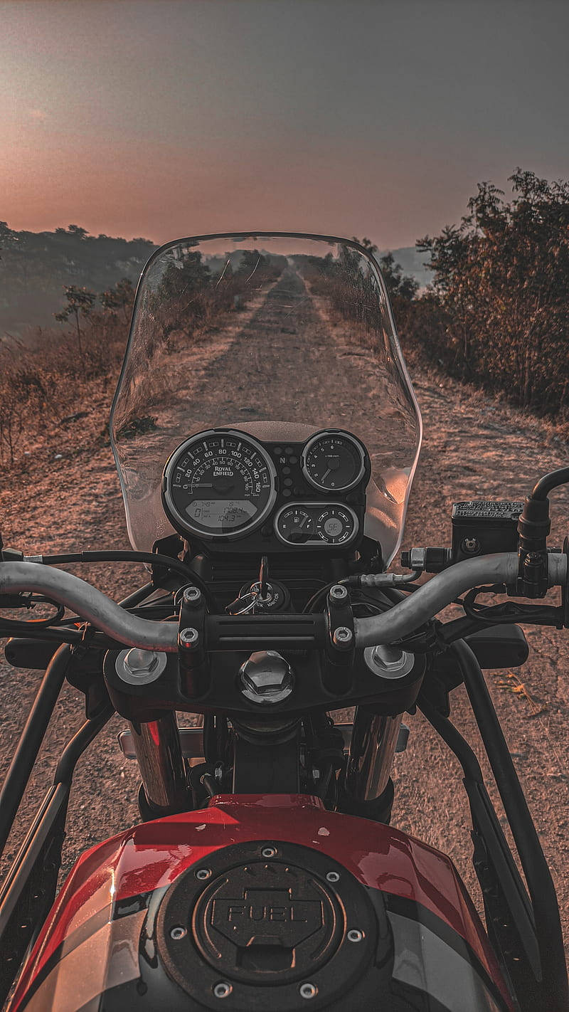 Bike 桌布 壁紙 — 從紅色機車儀表板以第一人稱視角在日落時分沿塵土飛揚的鄉村道路行駛。