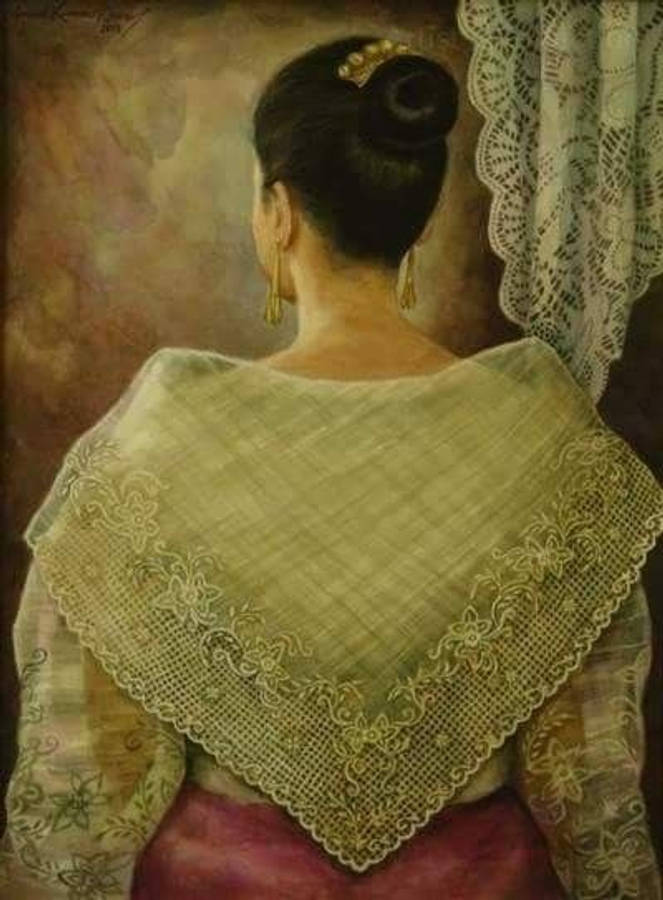 Painting 桌布 壁紙 — 從背後看到的女性，穿著帶有圖案的上衣和粉紅色裙子，披著華麗的蕾絲披肩，站在溫暖照明的室內蕾絲窗簾旁。