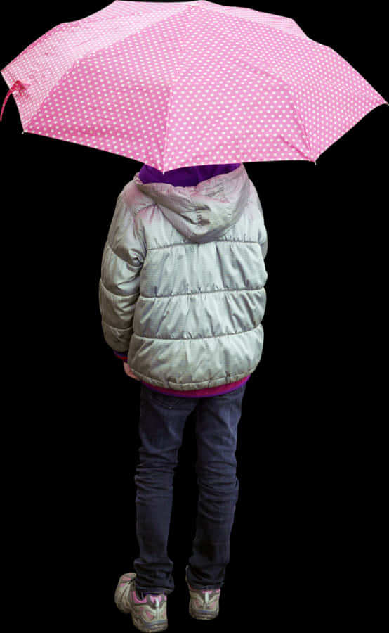 下雨 桌布 壁紙 — 從背後看到的小孩在純黑背景下拿著一把粉紅色圓點雨傘。