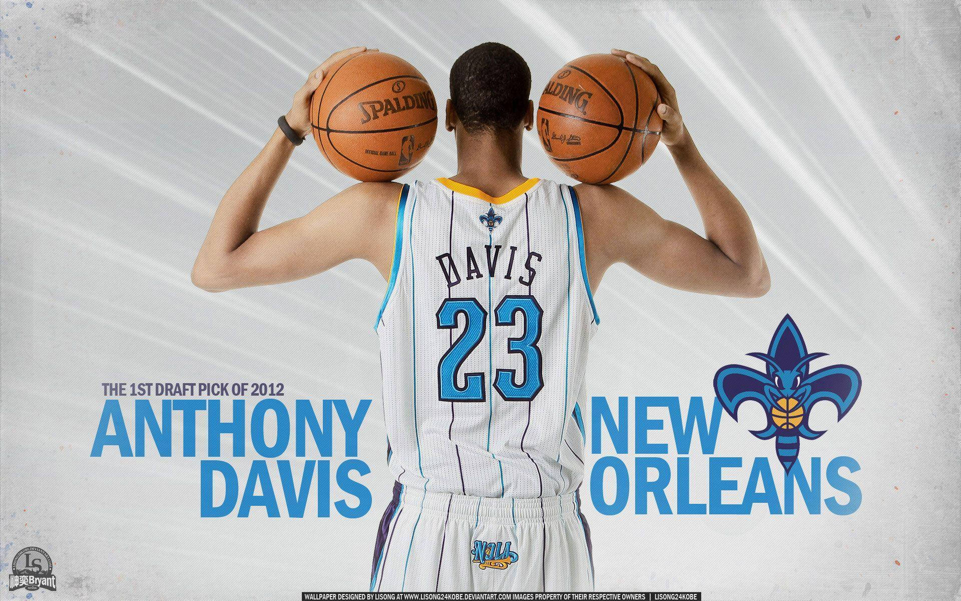 Anthony Davis 桌布 壁紙 — 從背後看到的籃球運動員，身穿紐奧良球衣，雙手高舉兩個籃球過頭頂。