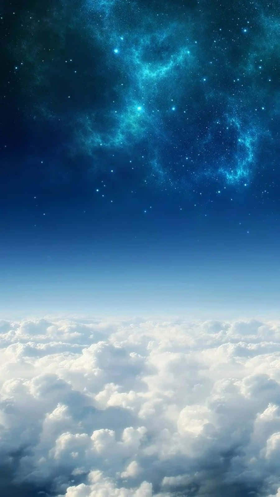 Blue Sky 桌布 壁紙 — 從蓬鬆白雲上方仰望充滿活力的藍色星雲和夜空中閃爍星星的壯麗景色。