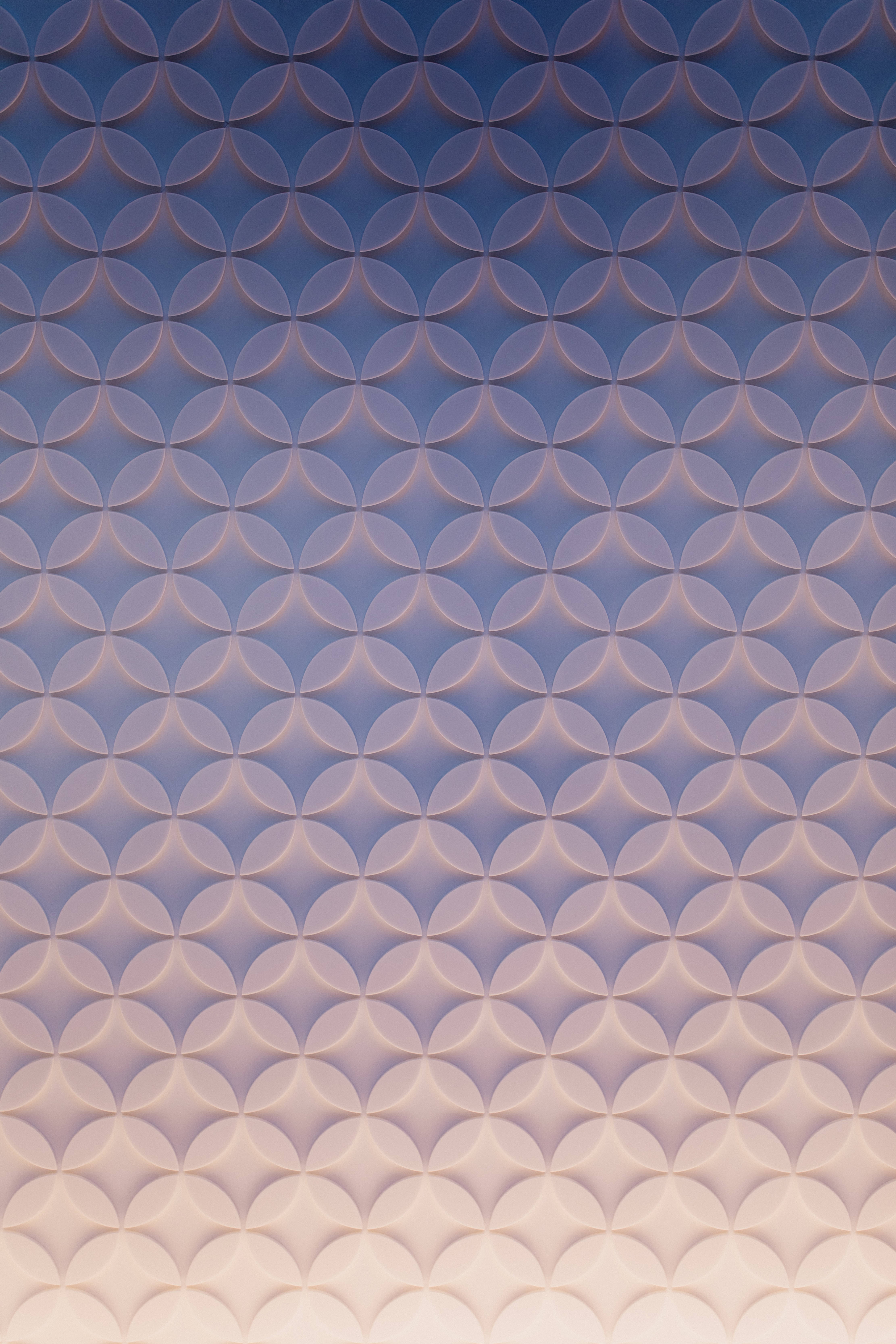 Cool Pattern 桌布 壁紙 — 從藍色到米色的漸變桌布，帶有重複的3D圓形圖案。