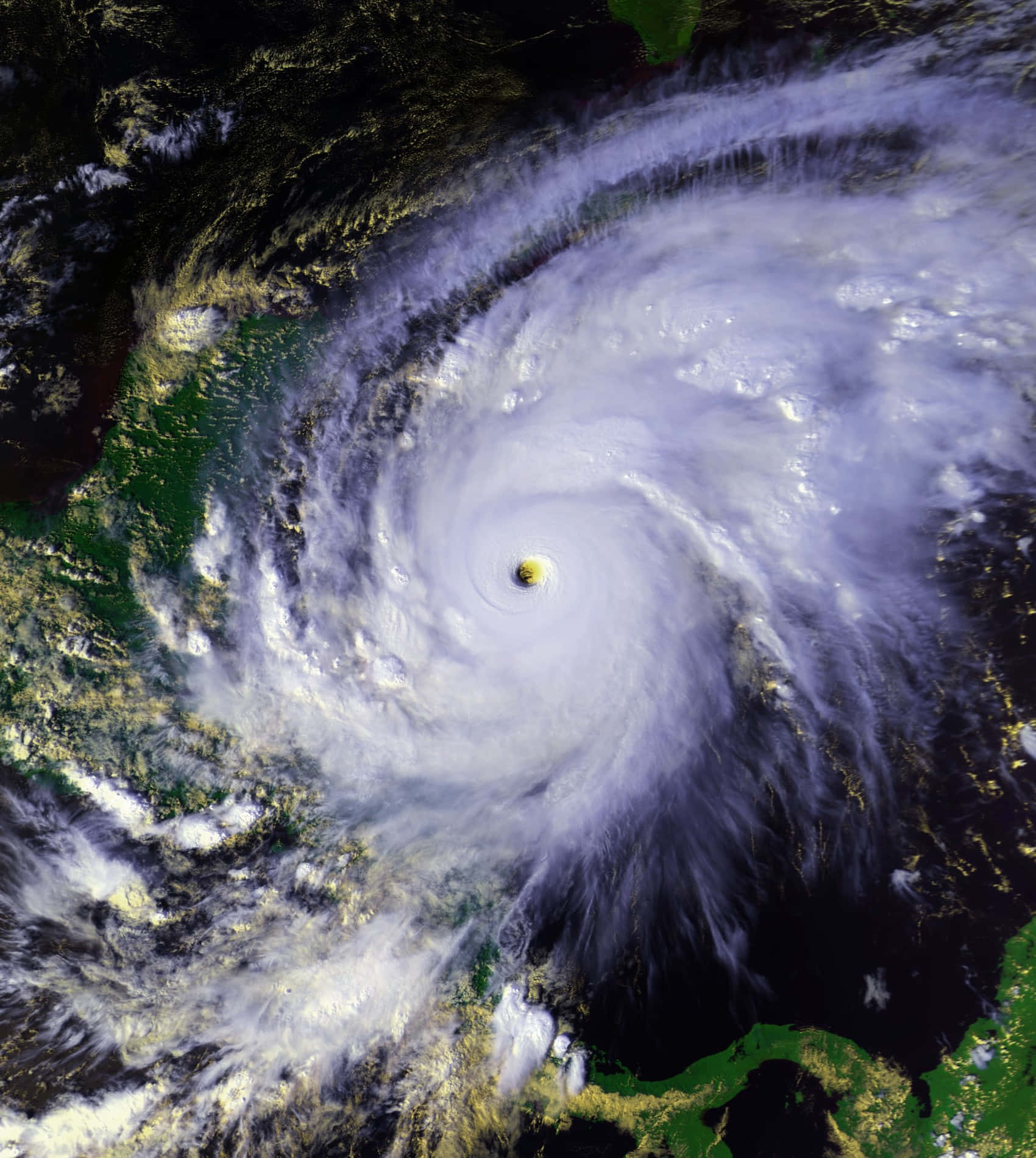 Hurricane 桌布 壁紙 — 從衛星俯瞰一個巨大颶風，帶有清晰風眼，在海洋和陸地上空旋轉。