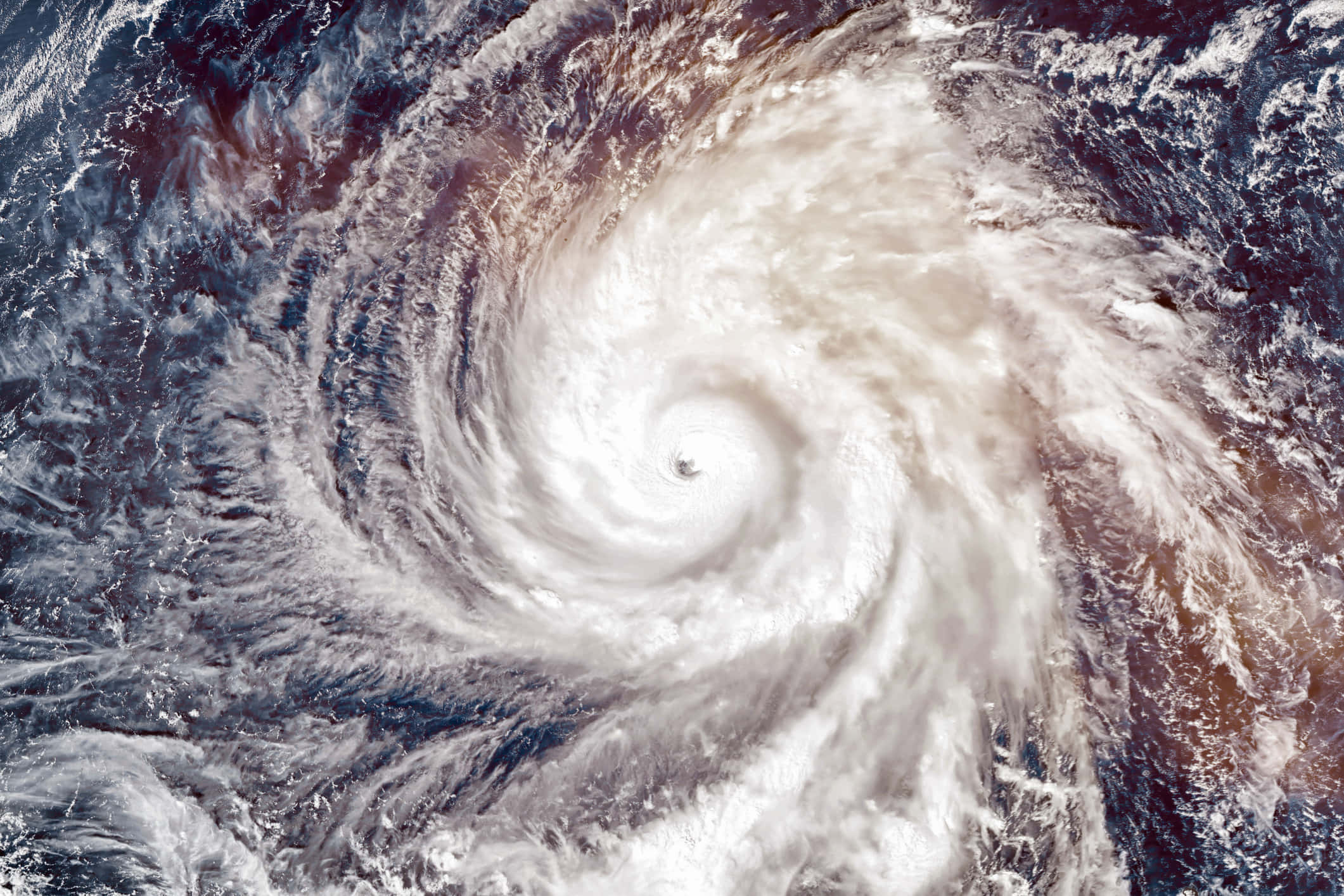 Hurricane 桌布 壁紙 — 從衛星俯瞰一個巨大颶風在海洋上空旋轉，中心有一個清晰可見的風眼。