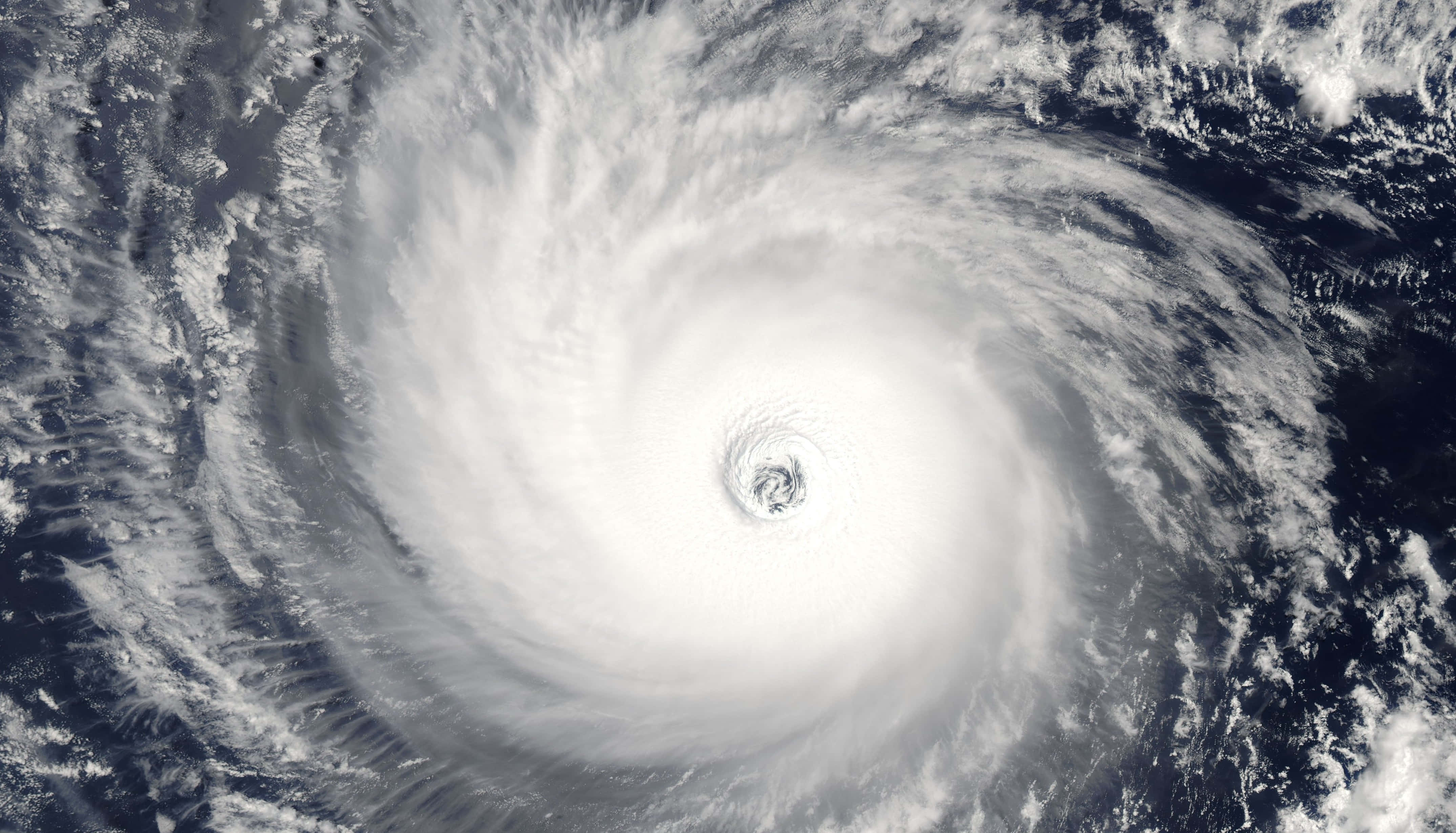 Hurricane 桌布 壁紙 — 從衛星視角看，一場強大的颶風在海洋上空旋轉，帶有明顯的眼壁和螺旋狀雲層。