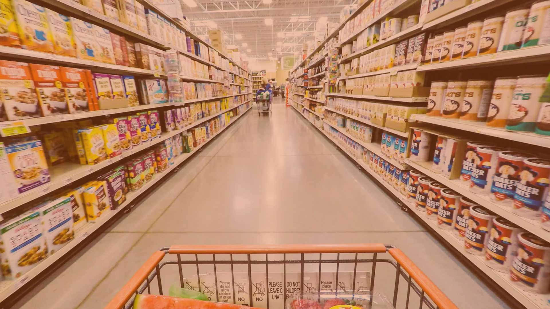 Shopping 桌布 壁紙 — 從購物車沿著明亮燈光的雜貨店通道移動的第一人稱視角，通道兩旁擺滿了穀物和罐頭食品。