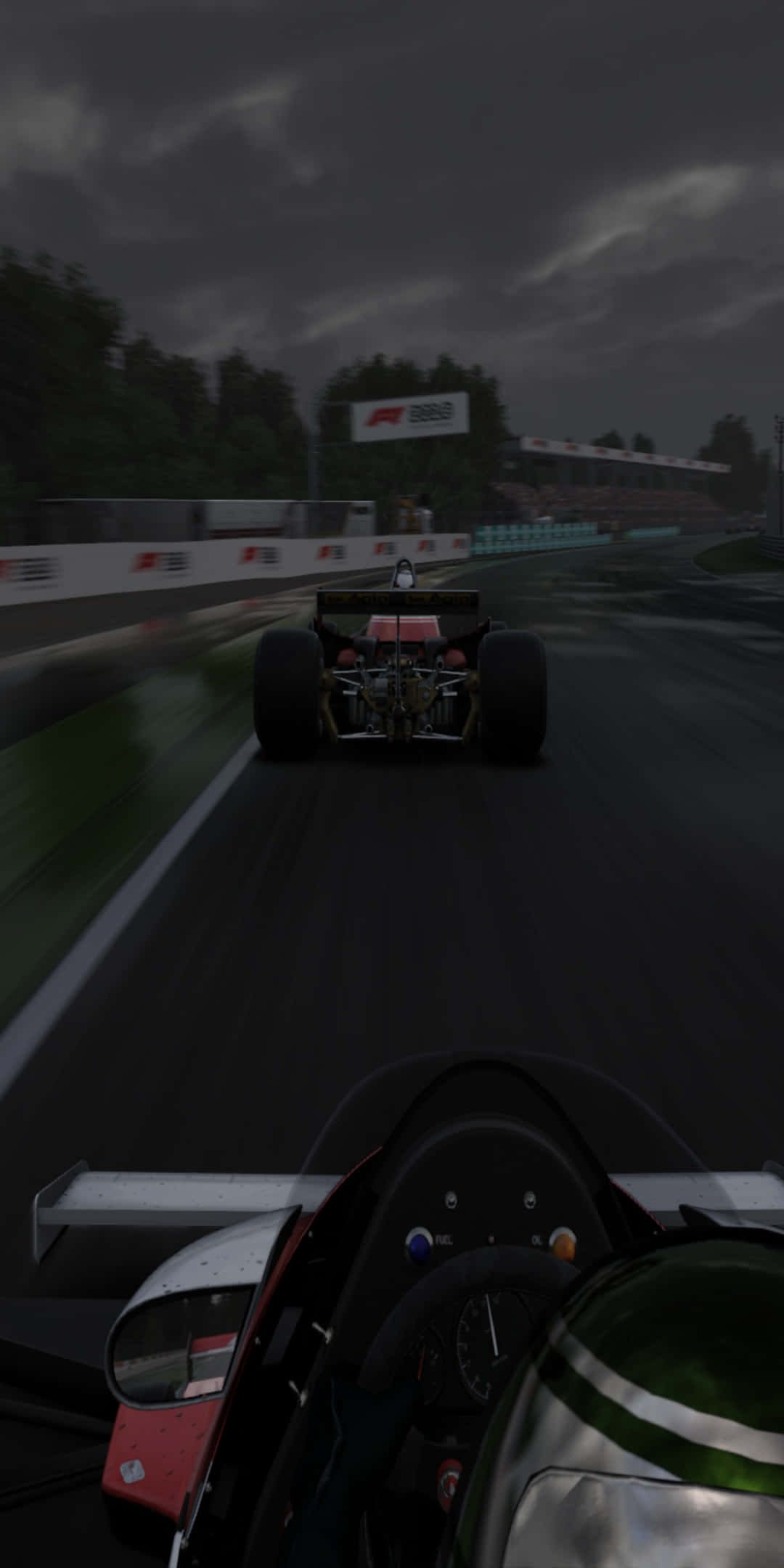 F1 桌布 壁紙 — 從賽車內部以第一人稱視角在暴風雨天空下的濕滑賽道上飛馳。