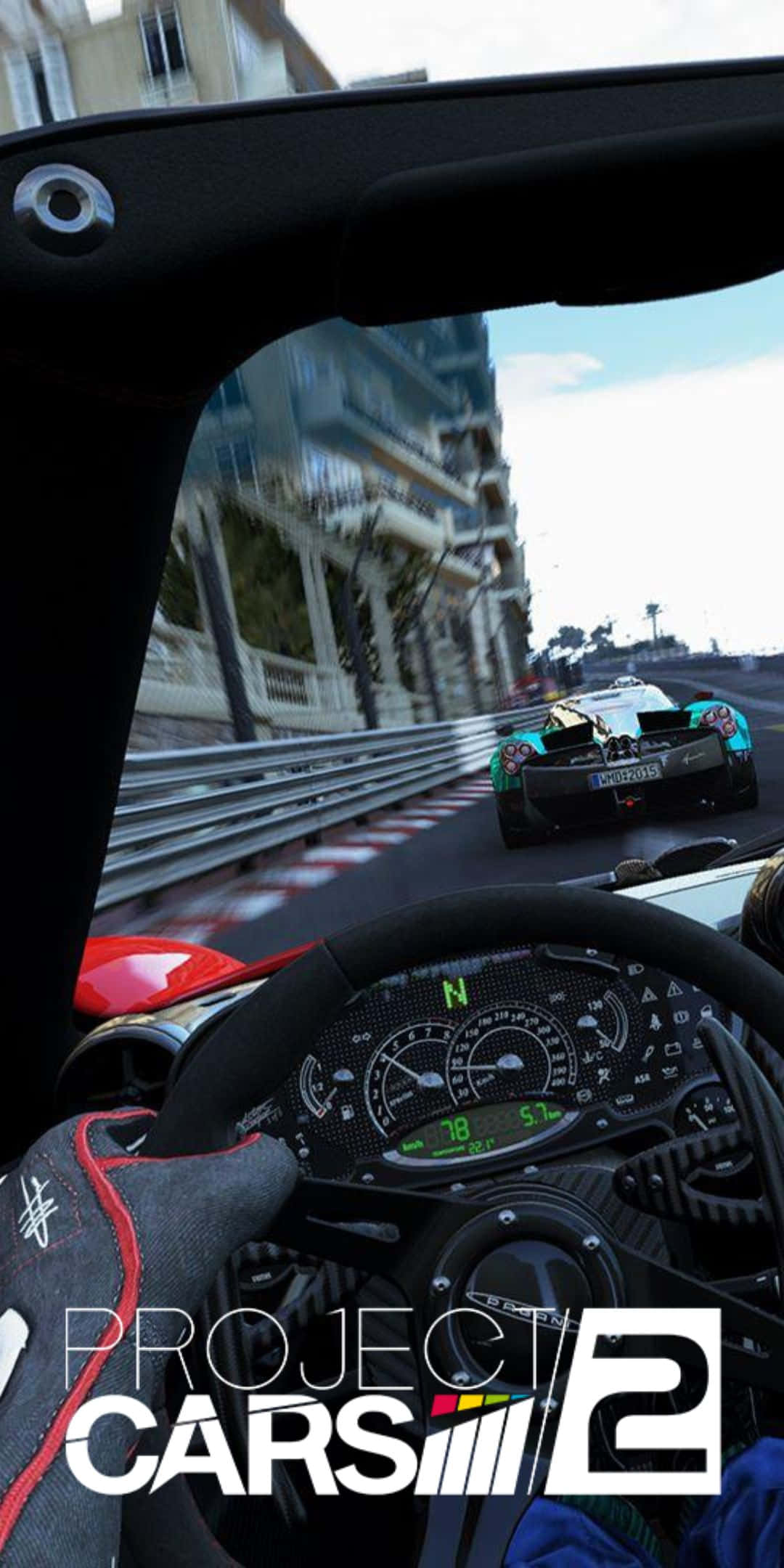 Pixel 3 Project Cars 2 桌布 壁紙 — 從賽車內部以第一人稱視角觀看，賽車在沿海賽道上飛馳，背景有看台和建築物。