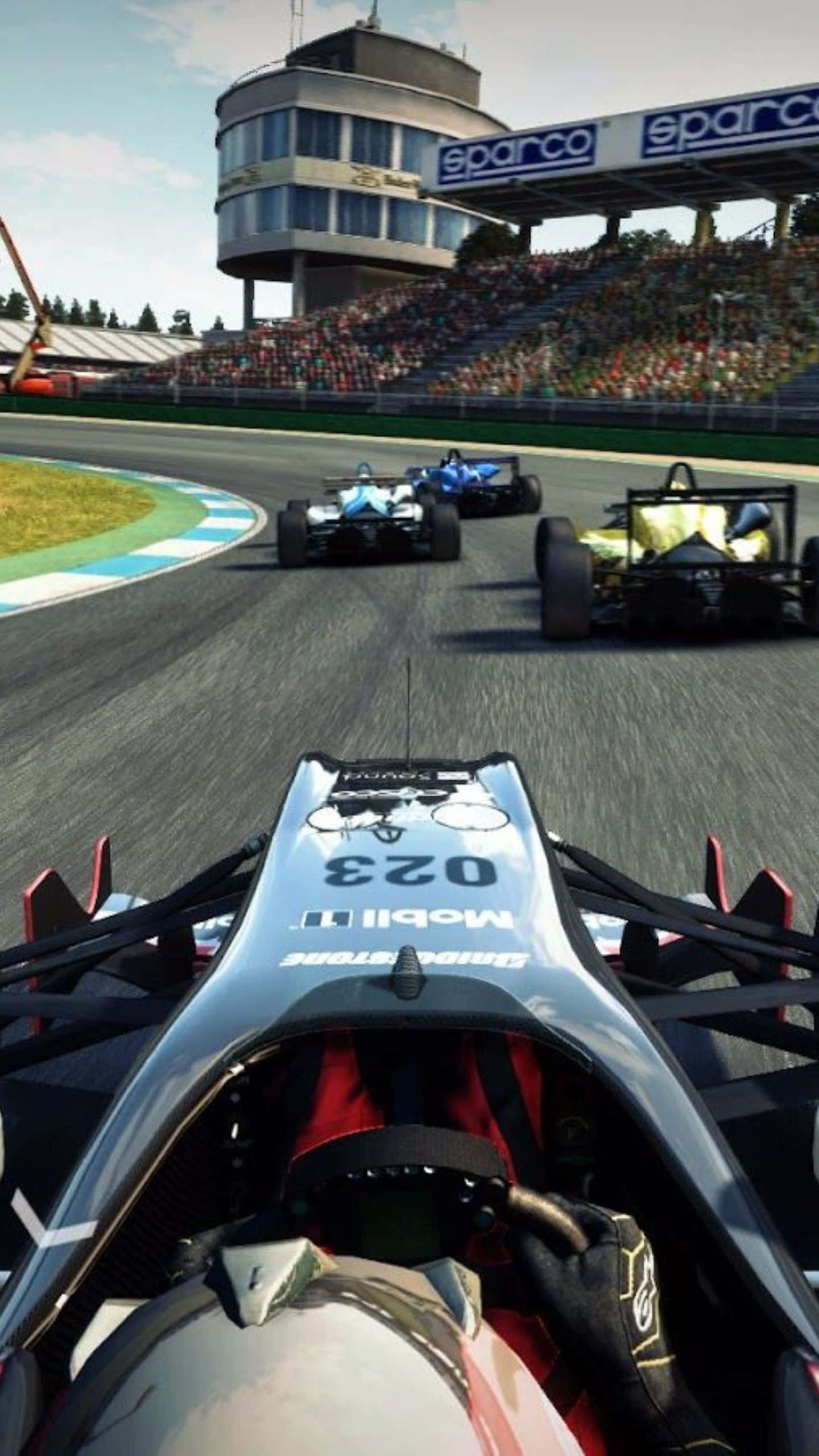 Android Grid Autosport 桌布 壁紙 — 從賽車在賽道上飛馳的第一人稱視角，背景有觀眾和控制塔。