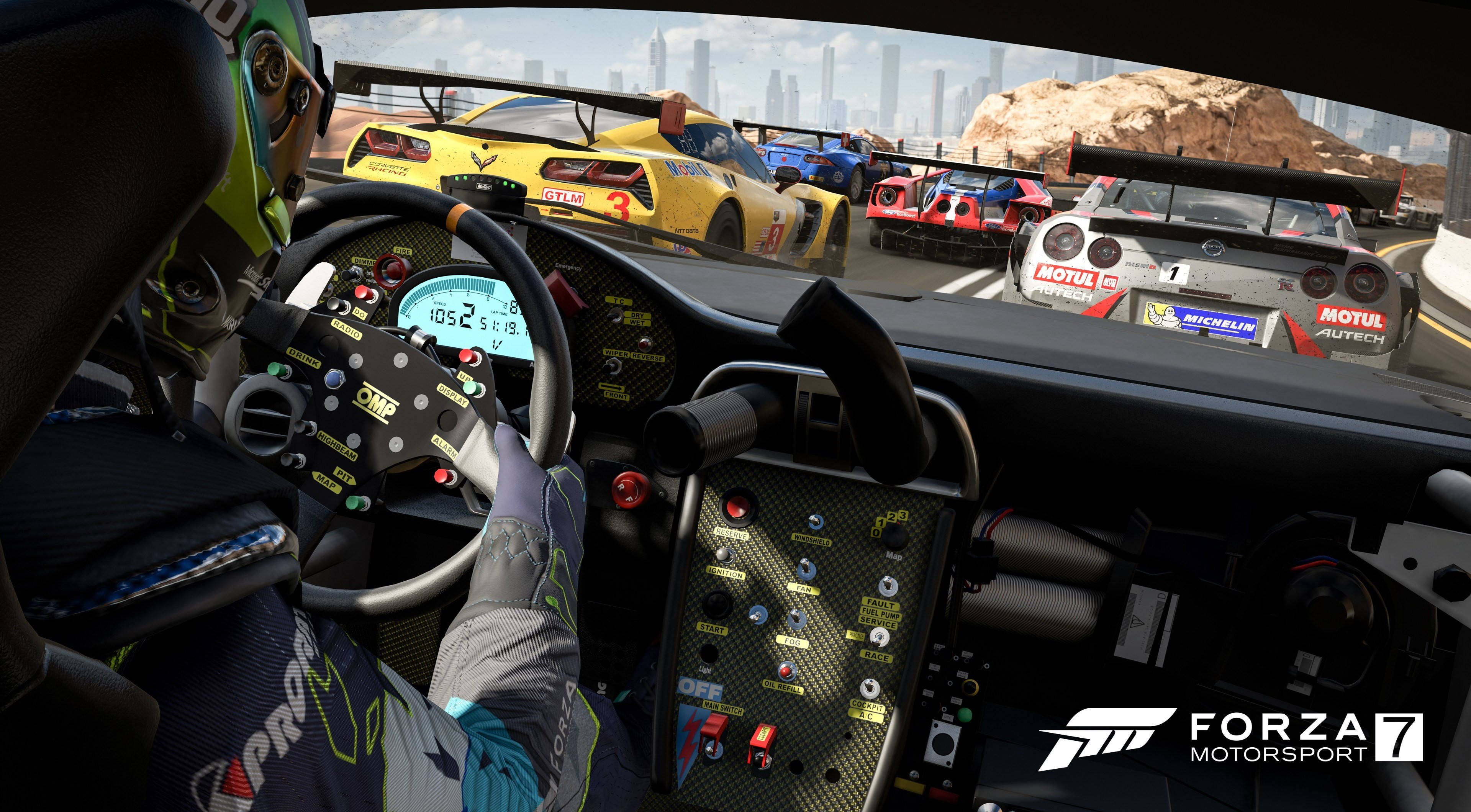 Motorsport 桌布 壁紙 — 從賽車手駕駛艙的第一人稱視角觀看《極限競速7》中多輛賽車在城市峽谷中飛馳。