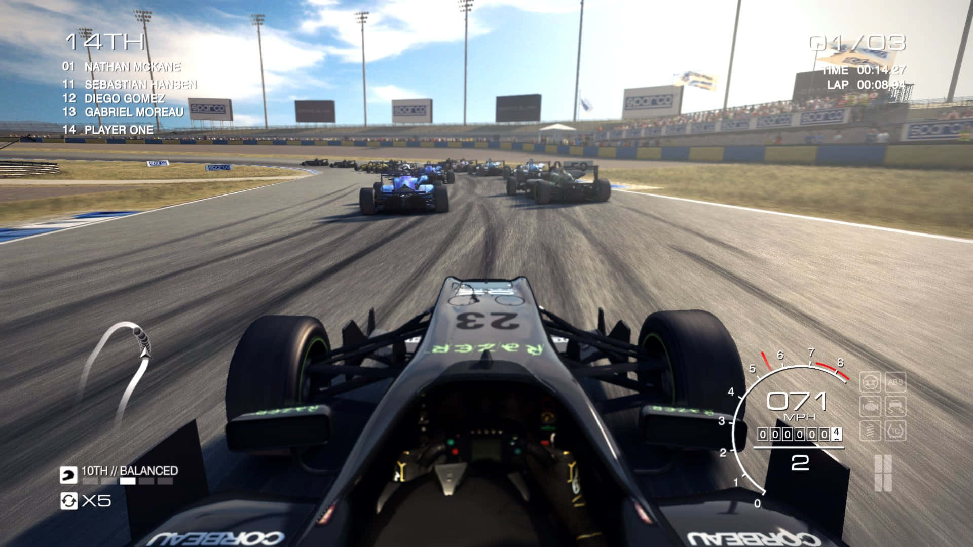1080p Grid Autosport 桌布 壁紙 — 從賽車遊戲駕駛艙的第一人稱視角，一輛黑色賽車在陽光明媚的賽道上疾馳，前方有競爭對手。