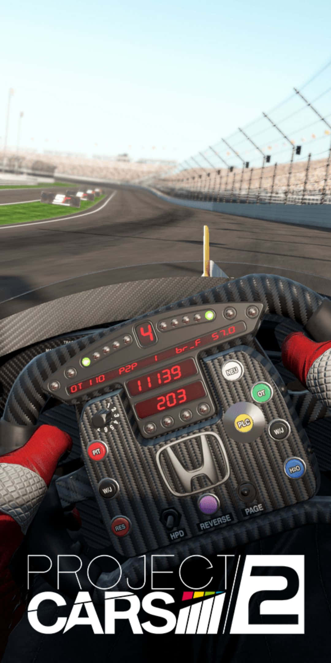 Pixel 3 Project Cars 2 桌布 壁紙 — 從賽車駕駛艙的第一人稱視角，顯示詳細的方向盤和前方賽道，在晴朗的藍天下。
