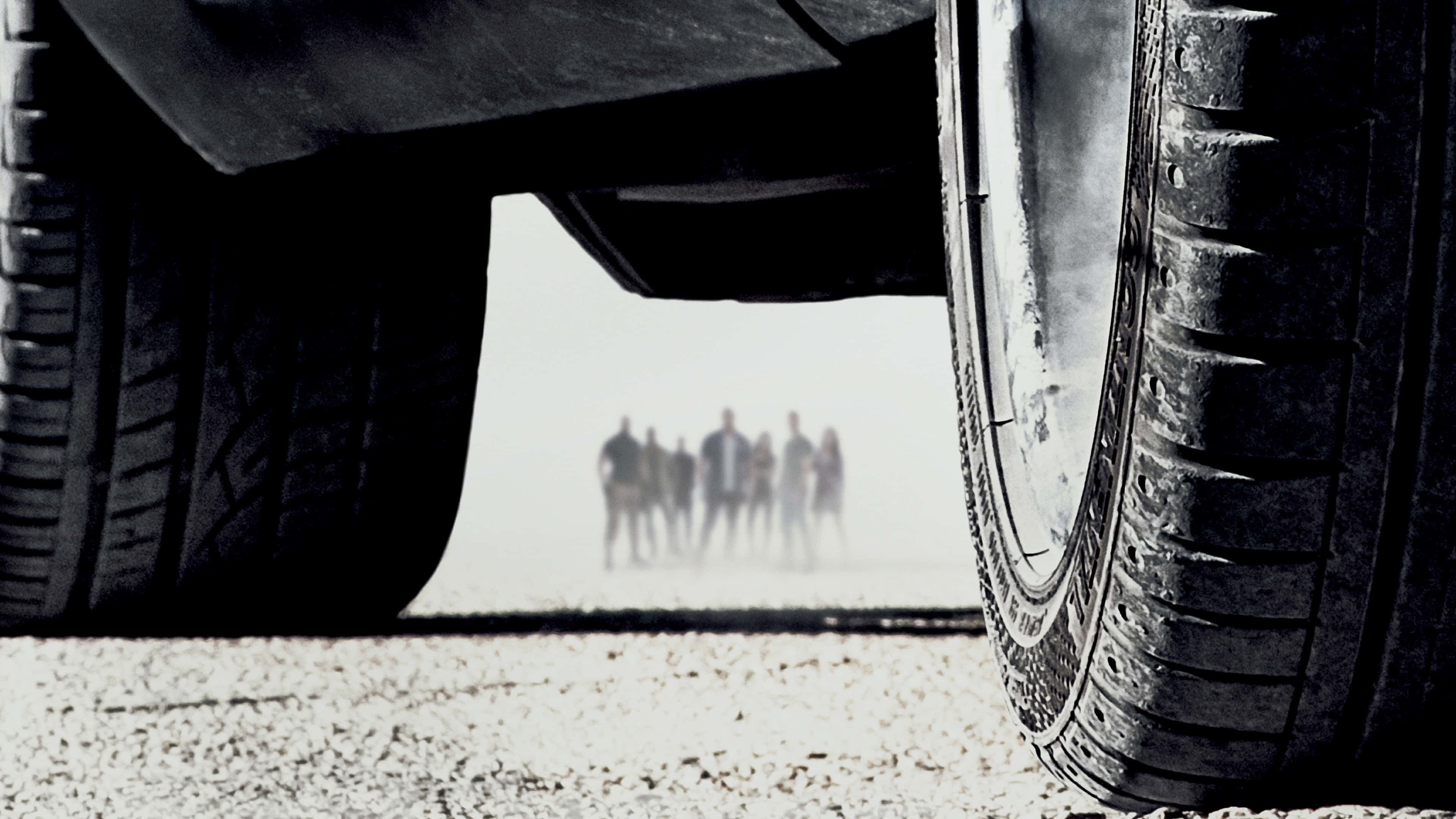 Fast And Furious 1 桌布 壁紙 — 從車底低角度觀看，一群人正在碎石路上走遠。