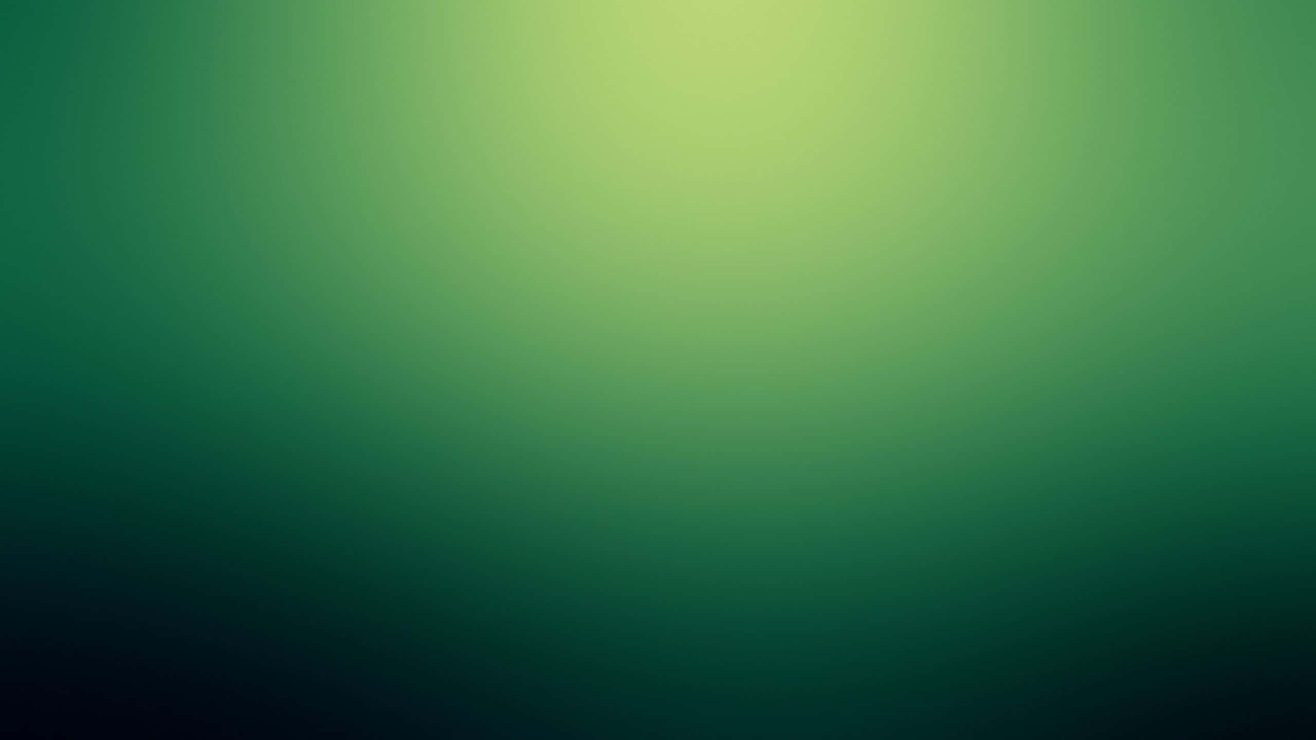 Green Gradient 桌布 壁紙 — 從邊緣的深森林綠色平滑過渡到中心的亮萊姆綠色。