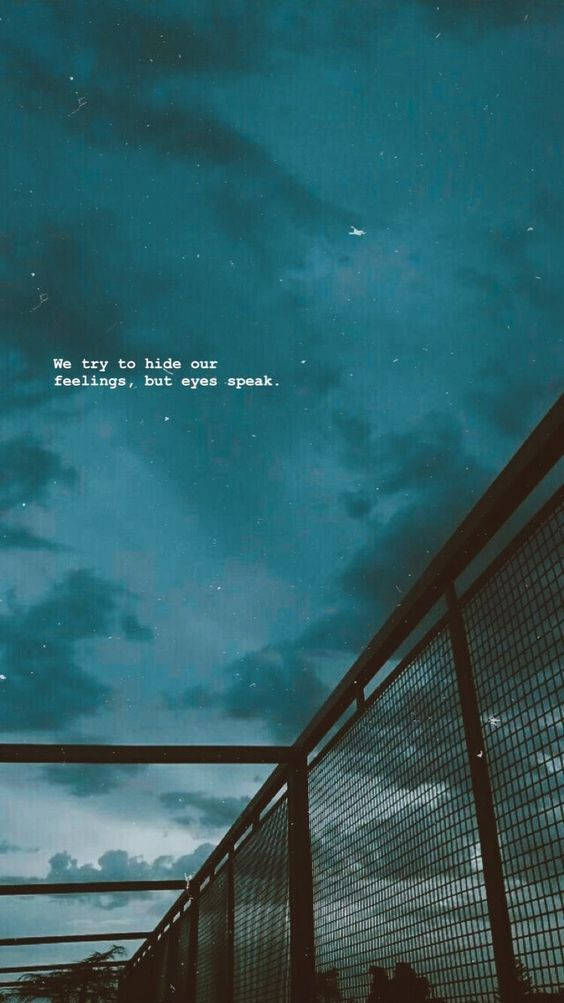 從金屬圍欄觀看的帶有雲和星星的夜空，並覆蓋文字。 — 深色引言 壁紙