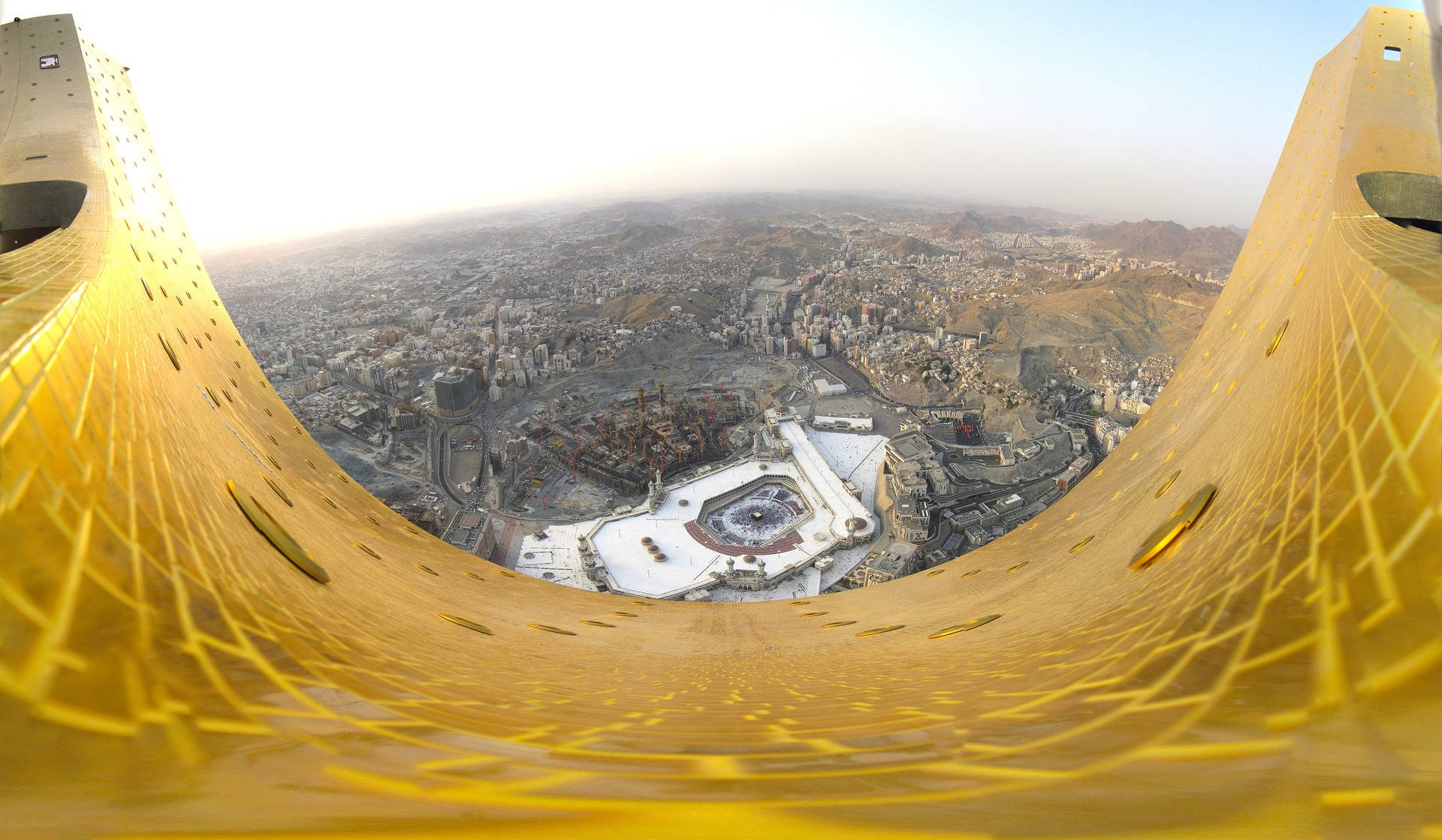Makkah 桌布 壁紙 — 從金色阿布拉吉阿爾拜特鐘樓俯瞰卡巴天房和黎明時分廣闊的麥加城市景觀的魚眼視角。