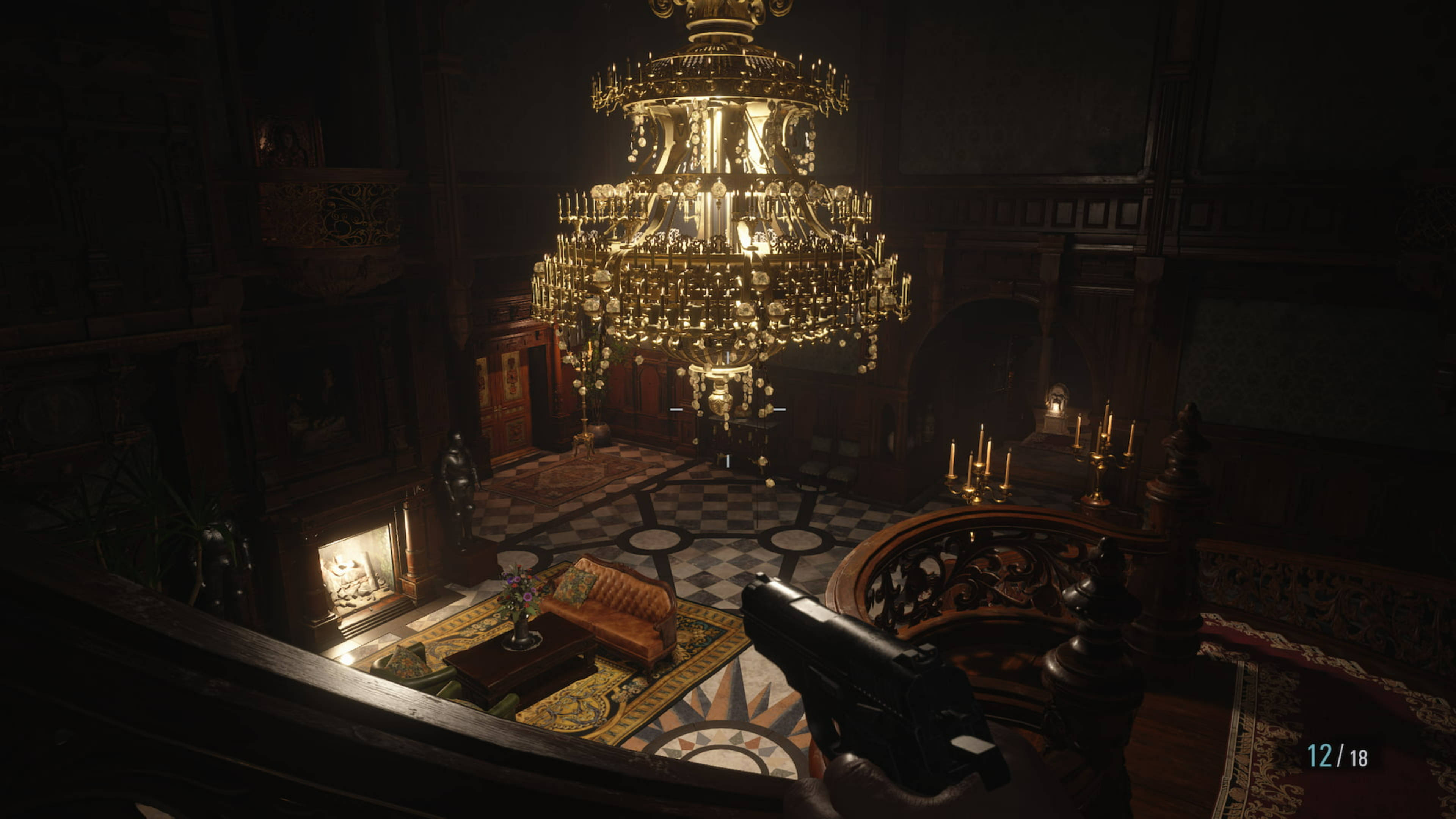 Resident Evil 8 桌布 壁紙 — 從陽台俯瞰昏暗豪華大宅大廳的第一人稱視角，有巨大的發光吊燈和華麗家具。