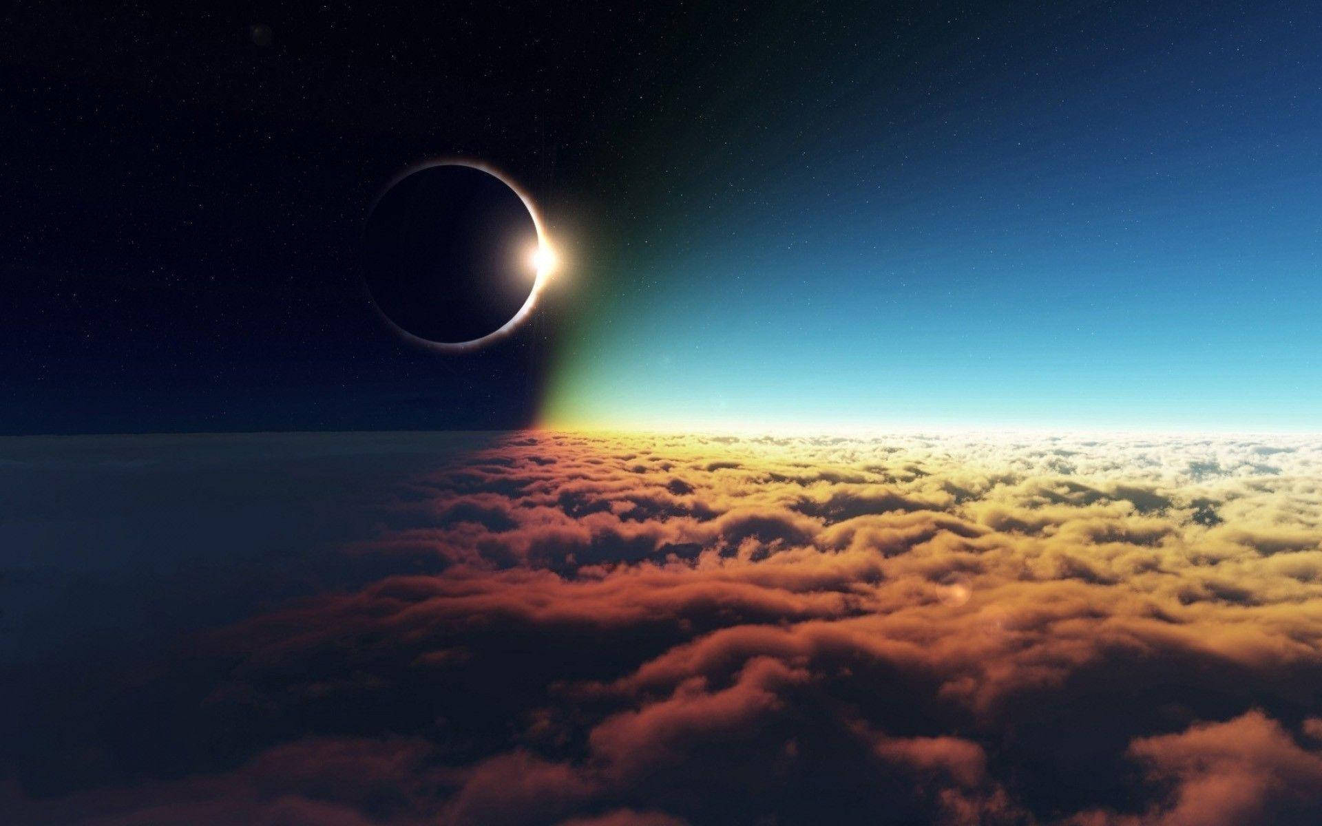 Eclipse 桌布 壁紙 — 從雲層上方觀看的壯觀日蝕，金色光芒灑滿天空。