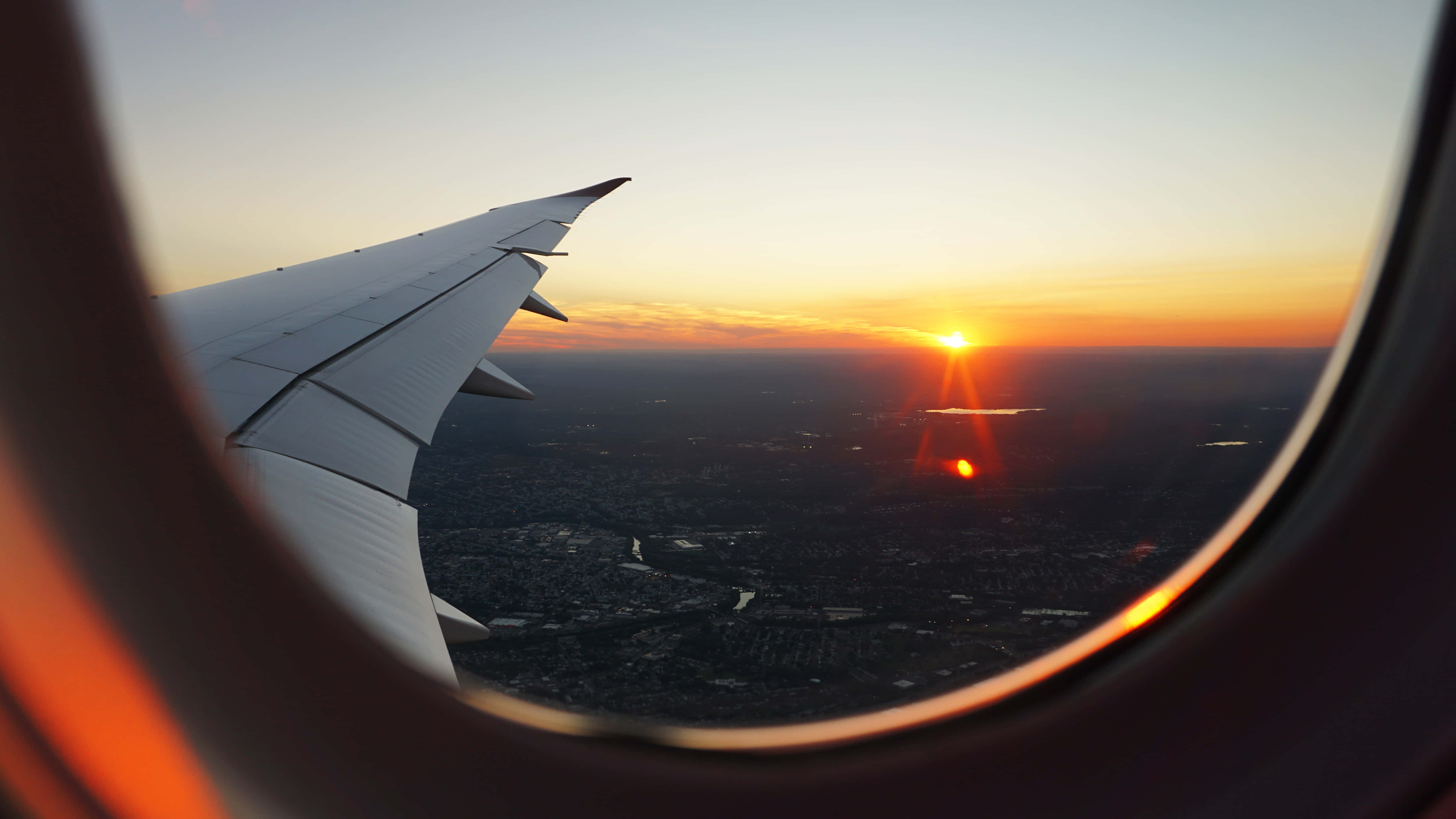 從飛機窗戶欣賞世界旅行風景 壁紙