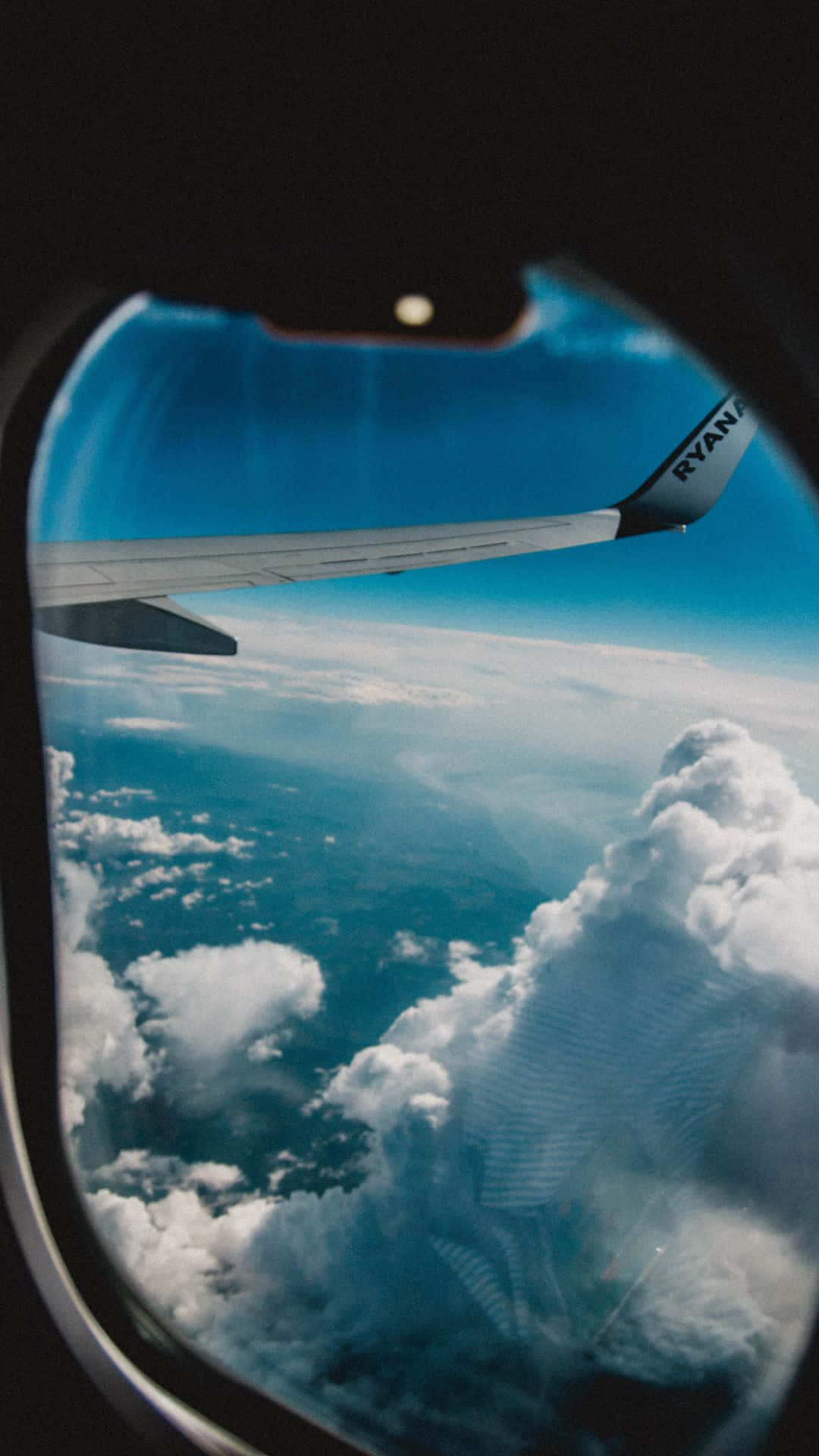從飛機窗戶看到的景色，顯示機翼和下方的雲 — 飛機 壁紙