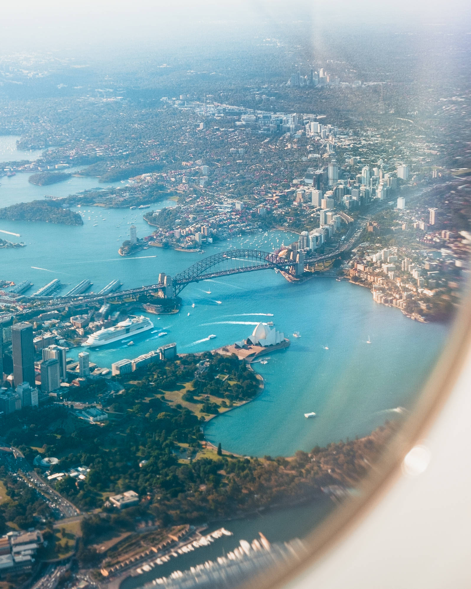 Sydney 桌布 壁紙 — 從飛機窗戶看到的雪梨港、港灣大橋和歌劇院的鳥瞰圖。