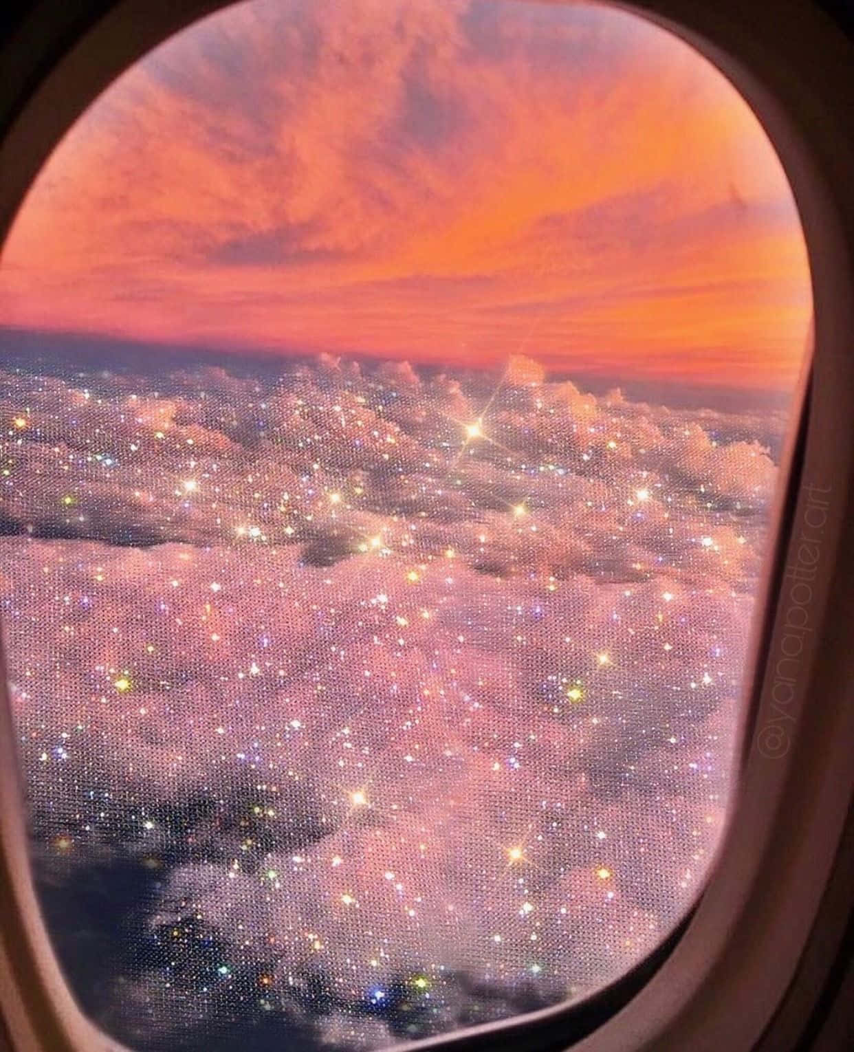 Boujee Aesthetic 桌布 壁紙 — 從飛機窗戶看到的雲朵，閃爍著星星，映襯著火熱的橙色日落天空。
