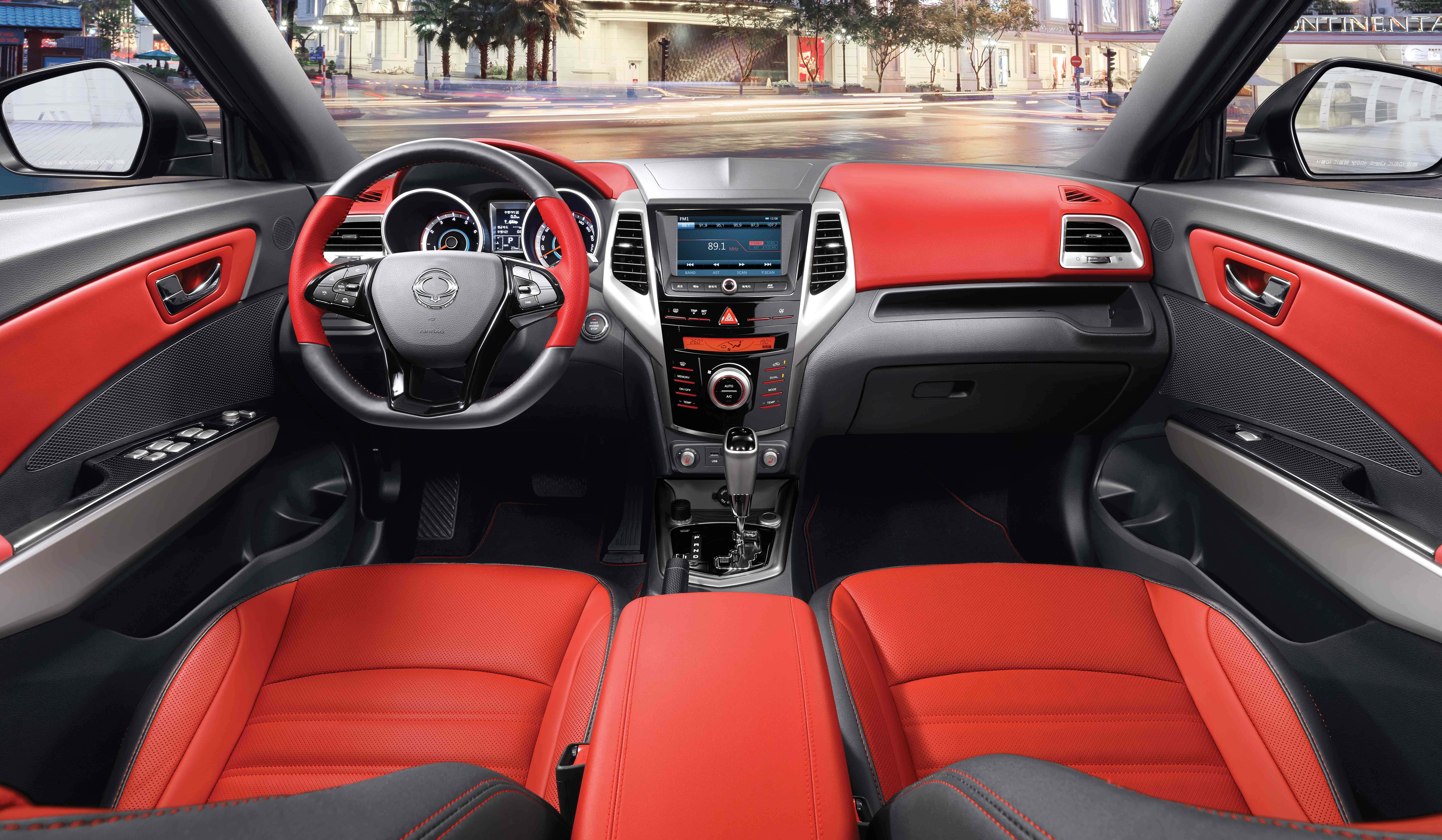 Ssangyong 桌布 壁紙 — 從駕駛座視角，現代汽車充滿活力的紅色皮革內飾，搭配黑色飾邊和數位儀表板。