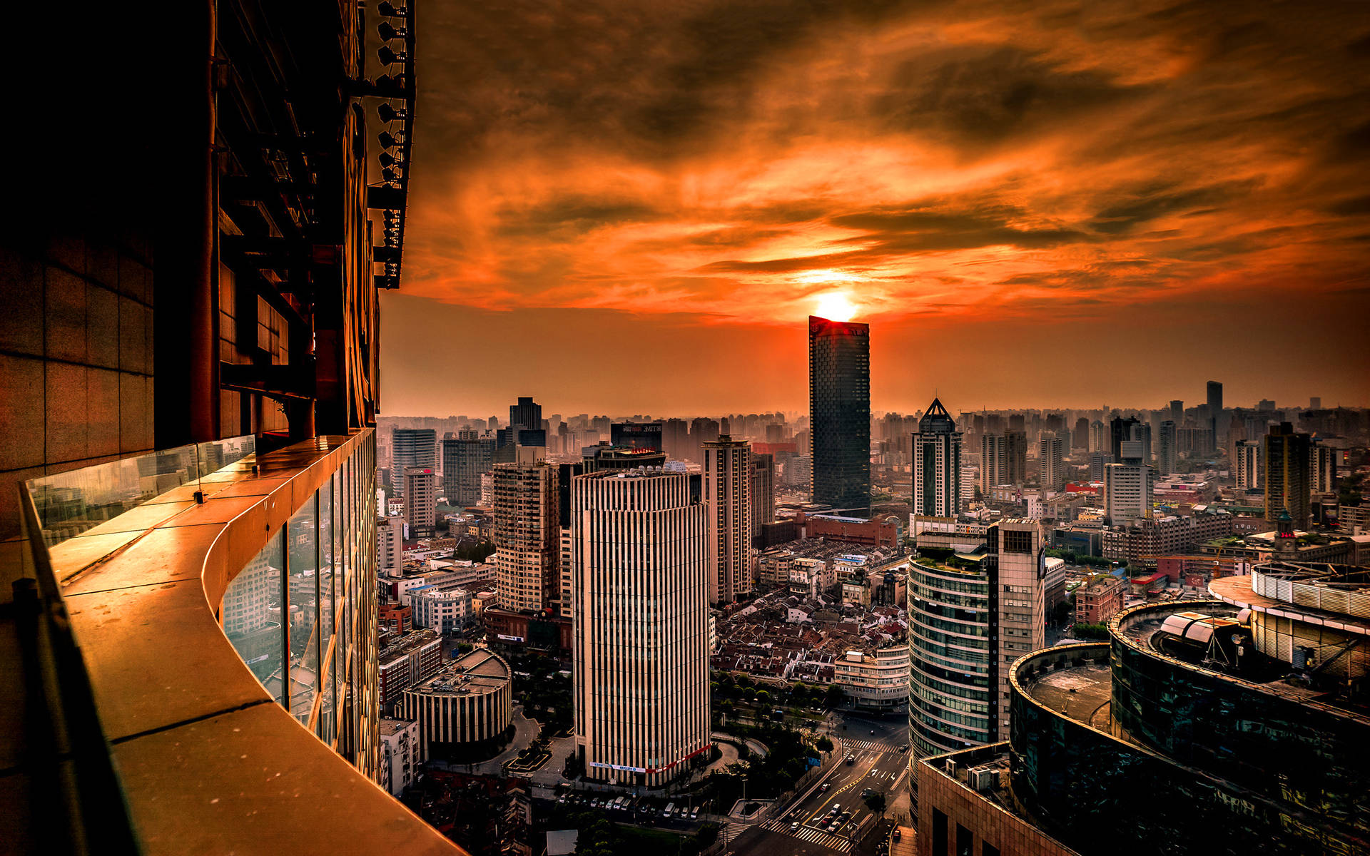 Shanghai 桌布 壁紙 — 從高層住宅陽台望去，壯麗的夕陽以火紅橙和深紅色調沐浴著廣闊的城市天際線。
