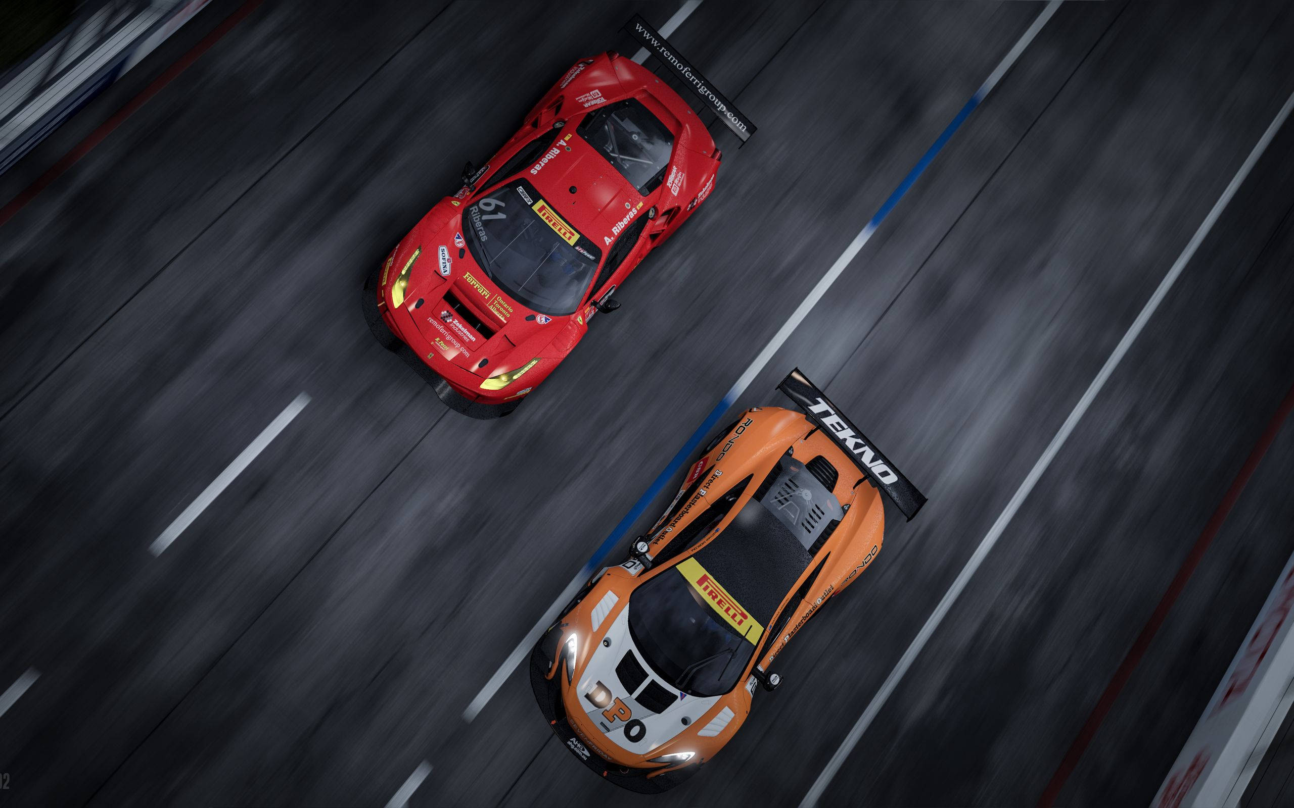 cars 桌布 壁紙 — 從高空俯瞰，兩輛賽車（一紅一橙）在模糊的賽道上並排疾馳。