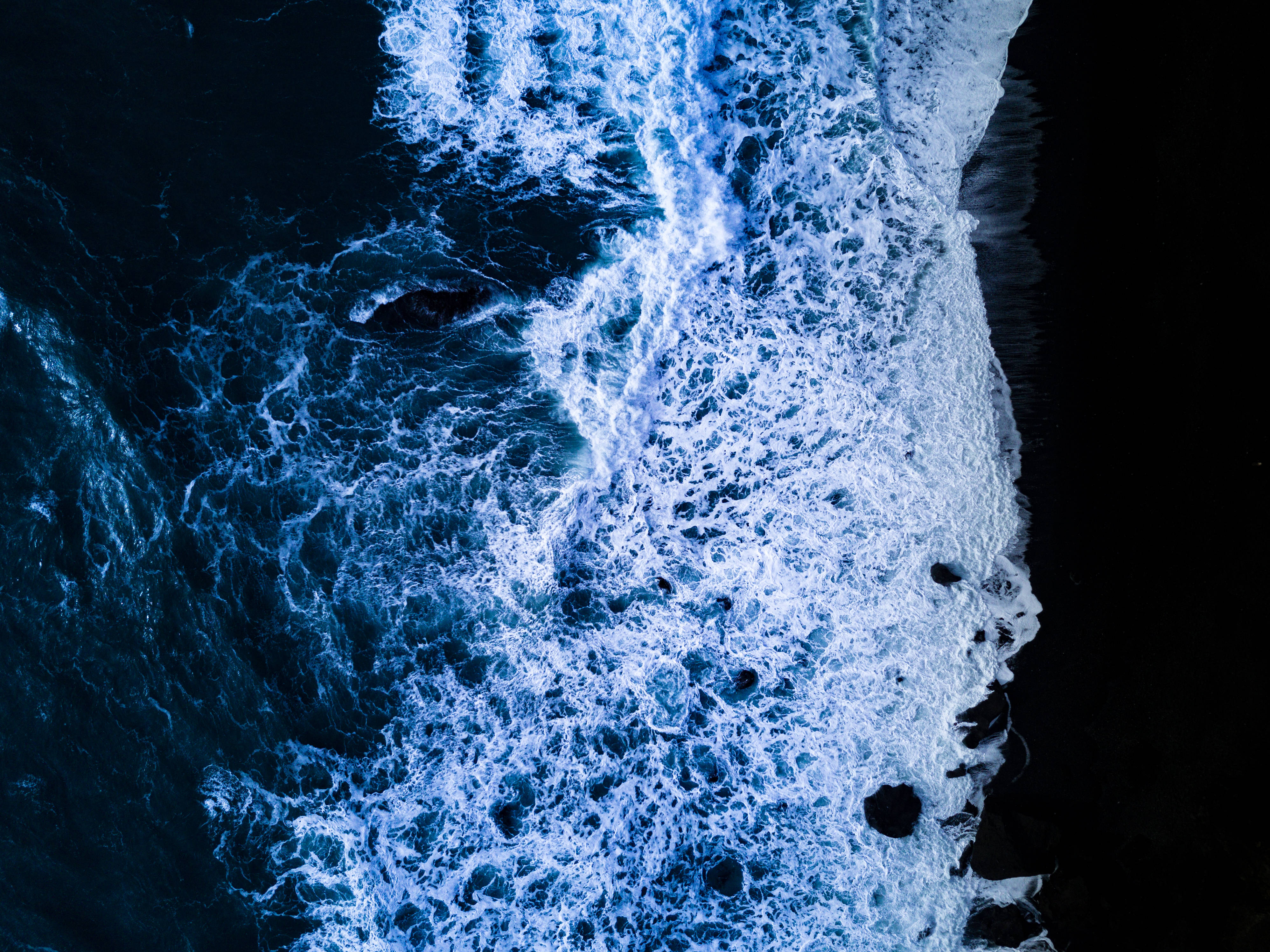 Black And Blue 桌布 壁紙 — 從高空俯瞰，海浪拍打深藍色海水和黑色海岸，激起白色泡沫。