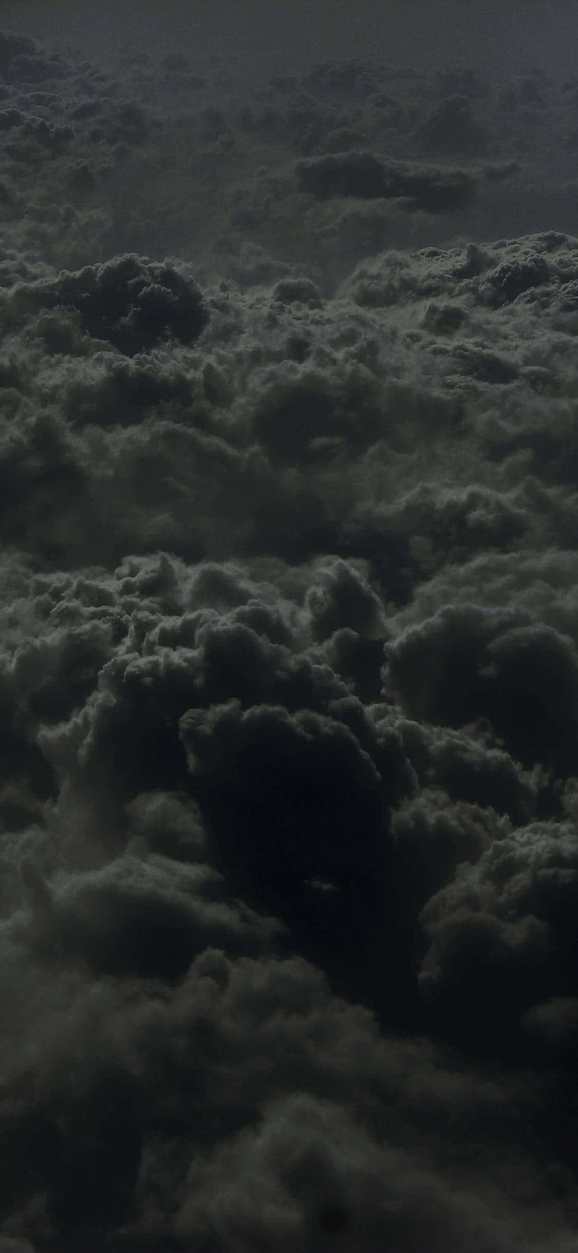 Cloudy Sky 桌布 壁紙 — 從高空俯瞰，濃密的烏雲在陰鬱的大氣天空中翻湧。