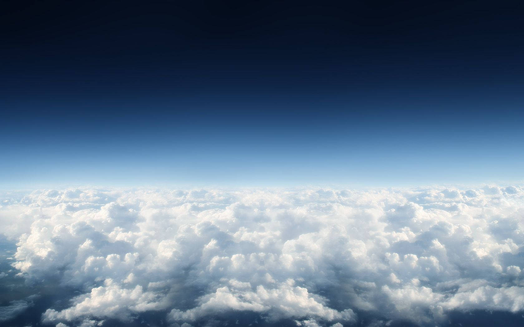 天堂 桌布 壁紙 — 從高空俯瞰，無盡的蓬鬆白雲在由深至淺的漸變藍天下延伸。