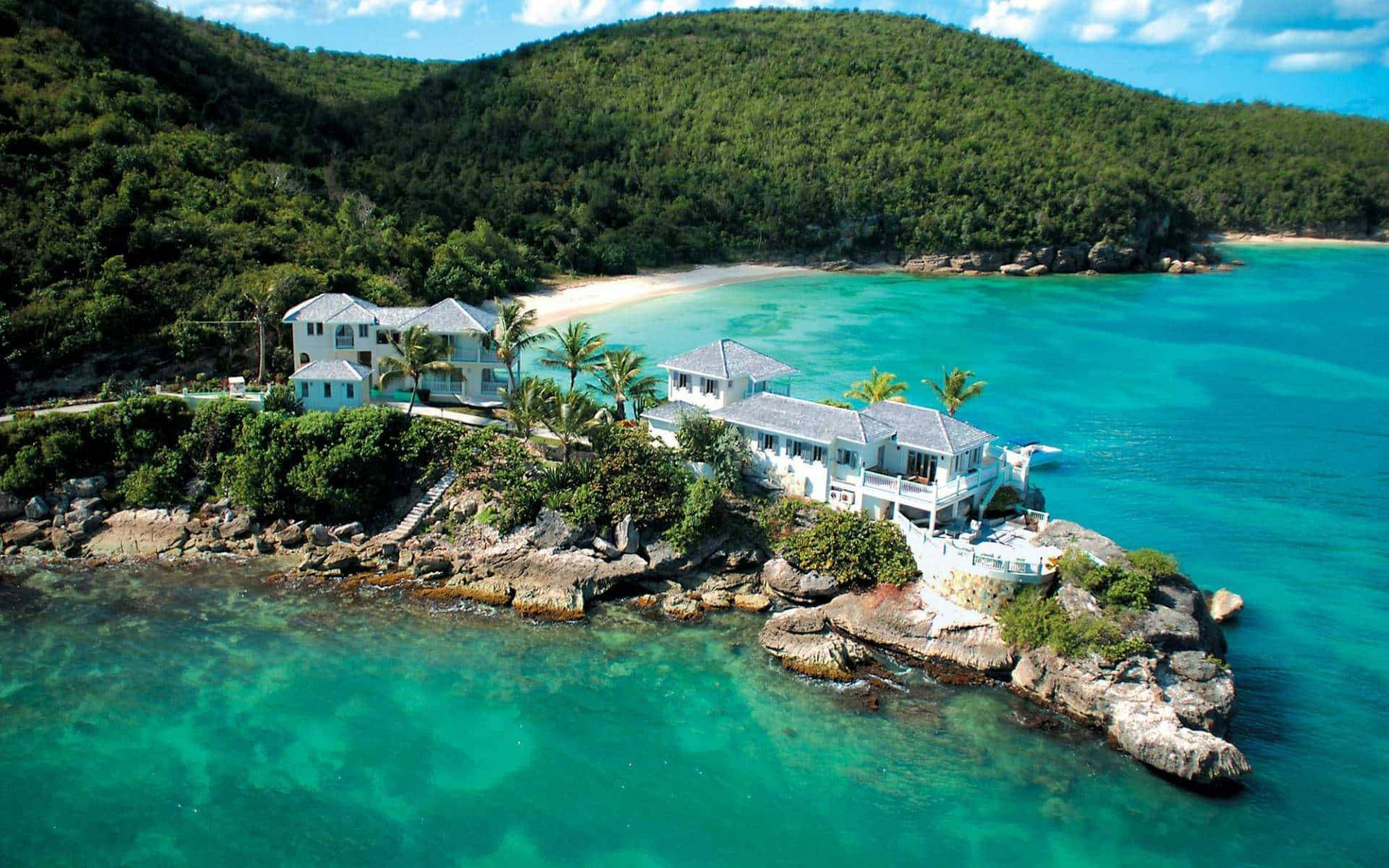 Caribbean Beach 桌布 壁紙 — 從高空俯瞰，白色別墅群坐落於岩石熱帶海灣，碧綠海水、茂密青山，在明亮藍天下格外醒目。