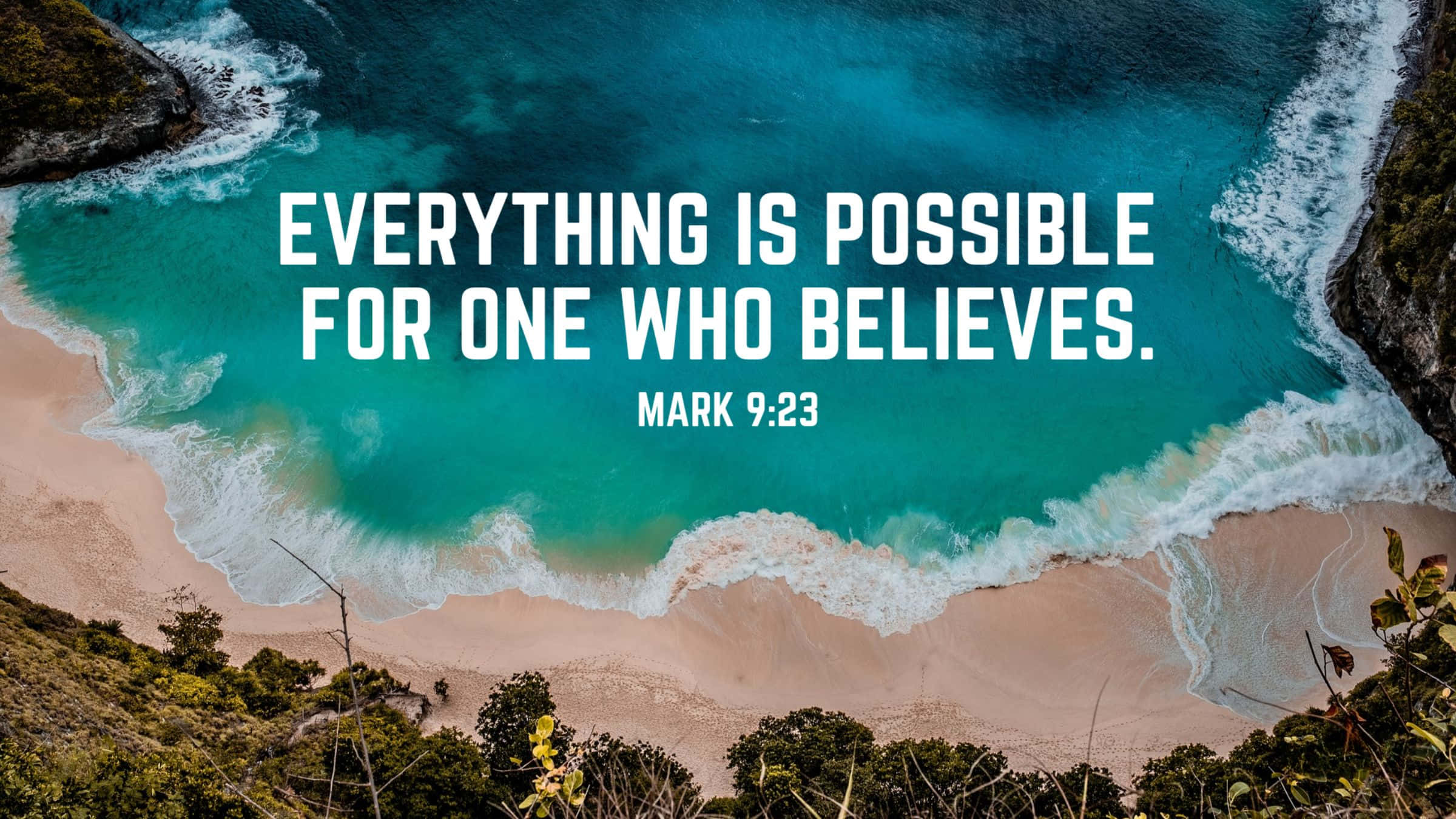 Bible Verse Desktop 桌布 壁紙 — 從高空俯瞰，碧綠的海水拍打著粉紅色的沙灘，四周環繞著綠色的懸崖，並帶有鼓舞人心的文字疊加。
