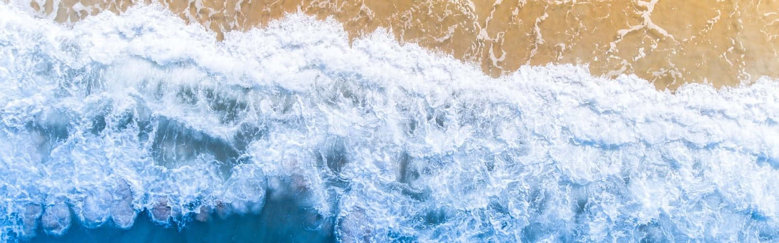 桌布 壁紙 — 從高空俯瞰，碧綠的海浪拍打著金色沙灘。
