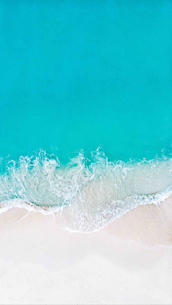 White Beach 桌布 壁紙 — 從高空俯瞰，碧綠的海浪輕輕拍打純淨的白色沙灘。