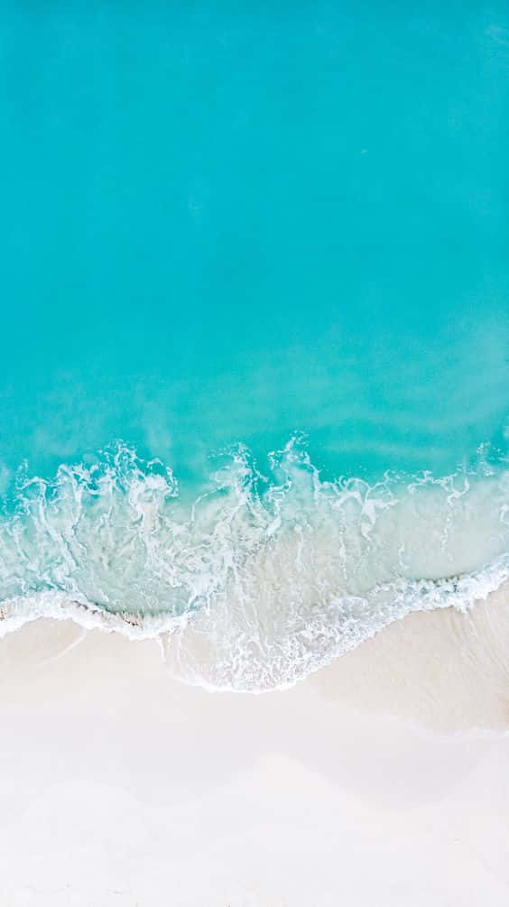 Aesthetic Wave 桌布 壁紙 — 從高空俯瞰，碧綠的海浪輕輕拍打著純淨的白色沙灘。