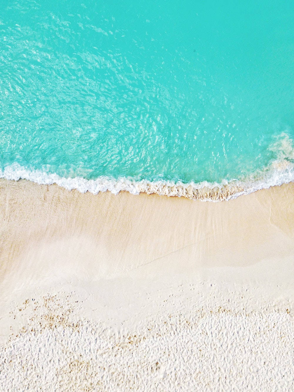 Cayman 桌布 壁紙 — 從高空俯瞰，碧綠的海浪輕輕拍打著純淨的白色沙灘。