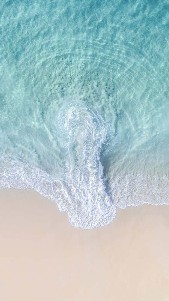 Aesthetic Wave 桌布 壁紙 — 從高空俯瞰，碧綠的海浪輕輕捲上淡色沙灘。
