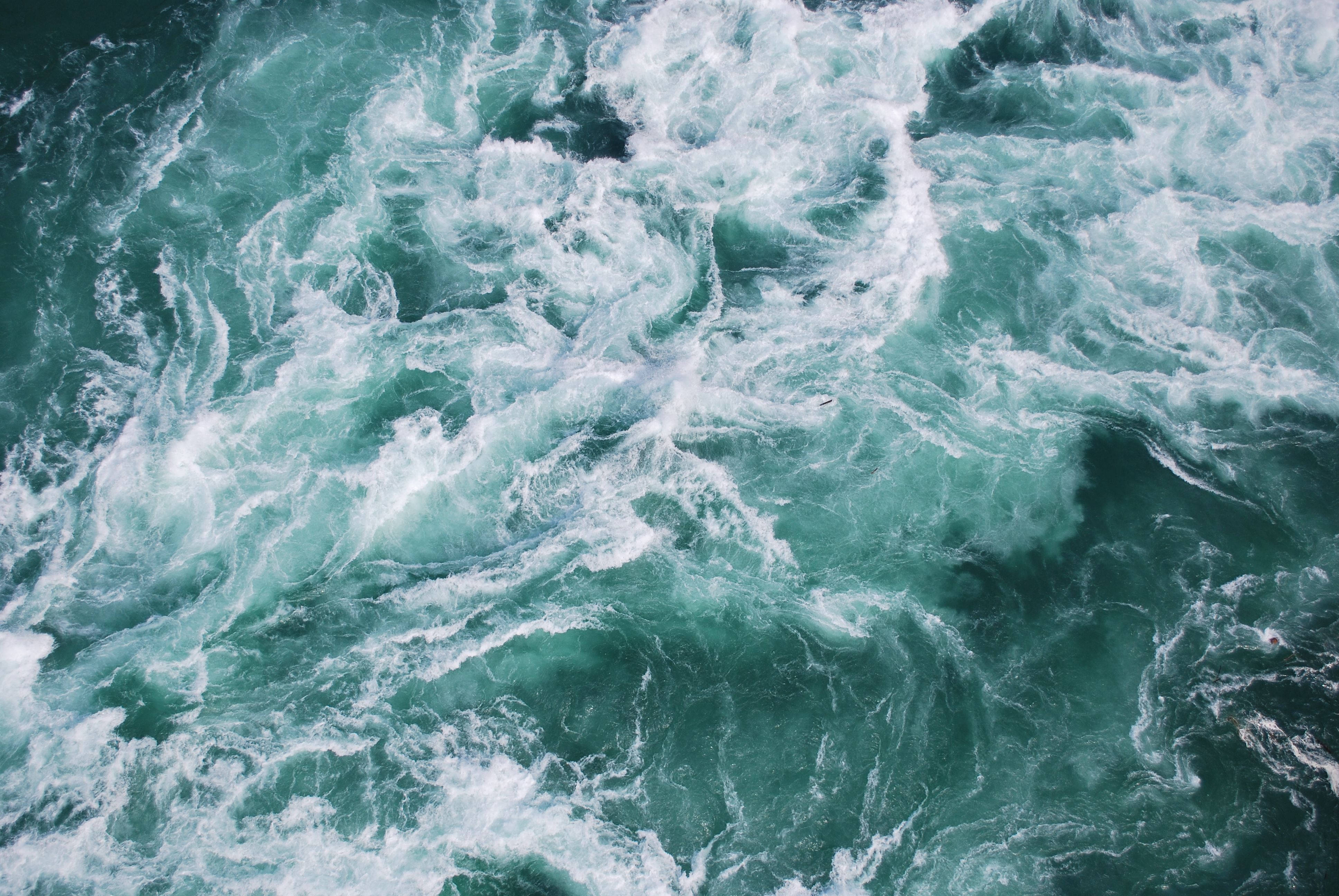 Tumblr 桌布 壁紙 — 從高空俯瞰，碧綠色的水流翻騰，白色泡沫急流在混亂中旋轉。