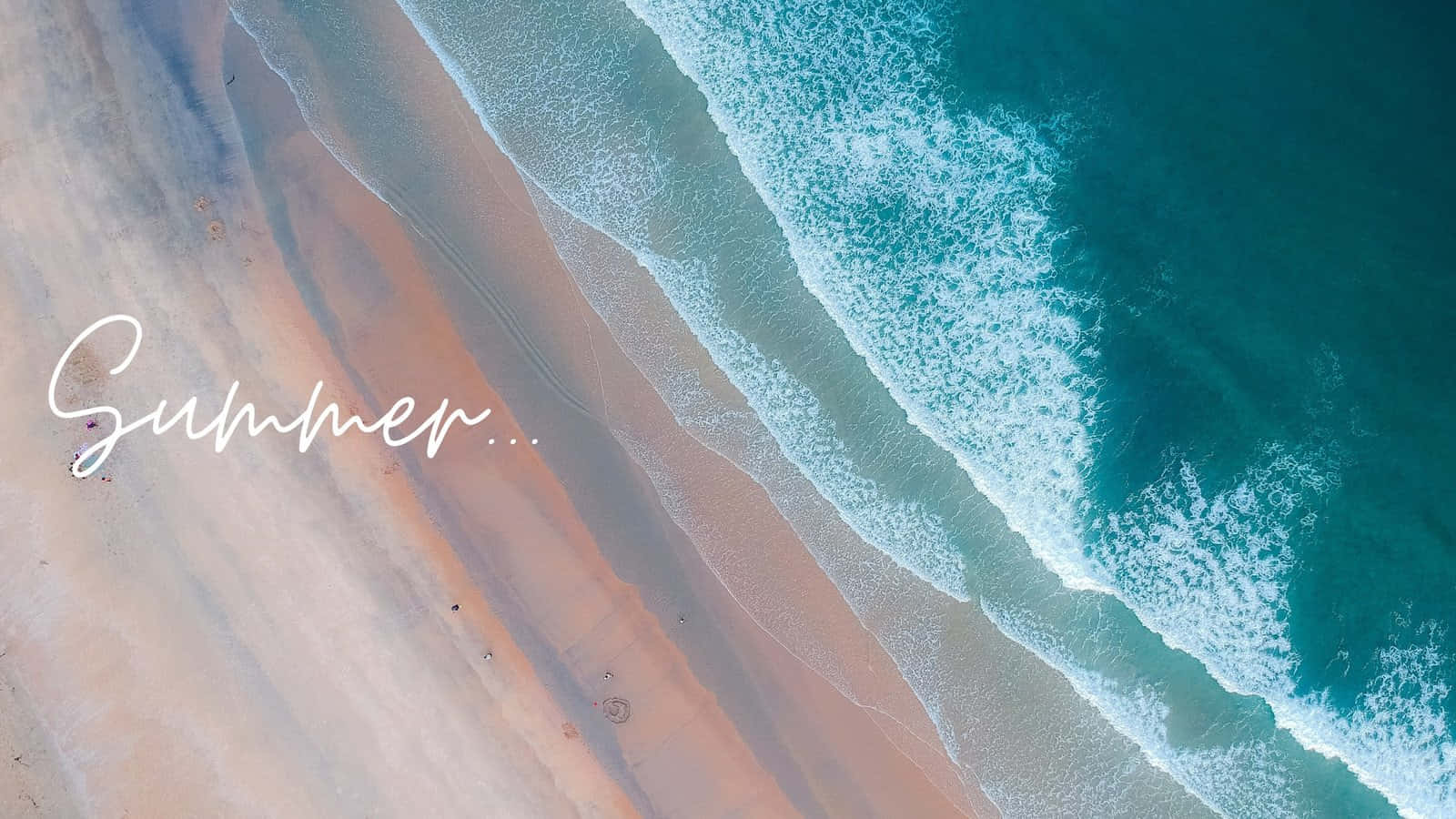 夏天 桌布 壁紙 — 從高空俯瞰，碧綠色的海浪拍打著沙灘，並以白色字體寫上「夏天」一詞。