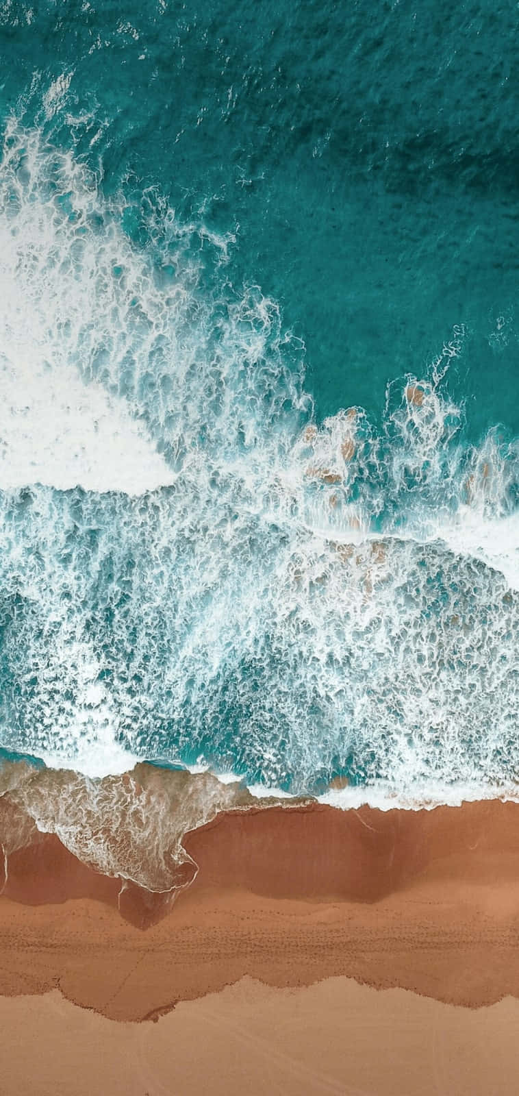 Pixel 3 桌布 壁紙 — 從高空俯瞰，碧綠色的海浪拍打著金色沙灘，激起白色泡沫。