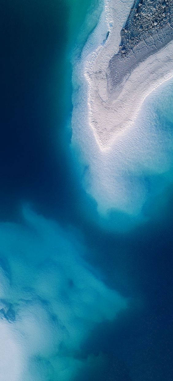 島嶼 桌布 壁紙 — 從高空俯瞰，純淨的白色沙洲蜿蜒穿過充滿活力的碧綠和深藍色海水。