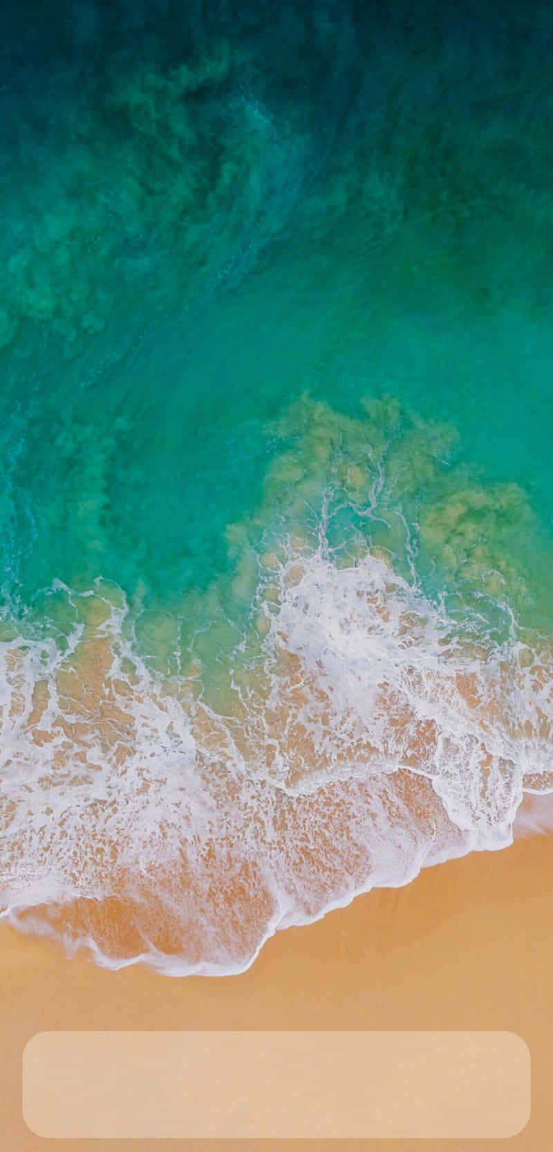 手機 桌布 壁紙 — 從高空俯瞰，綠松石色的海浪拍打著金色沙灘，形成漩渦狀的水紋。