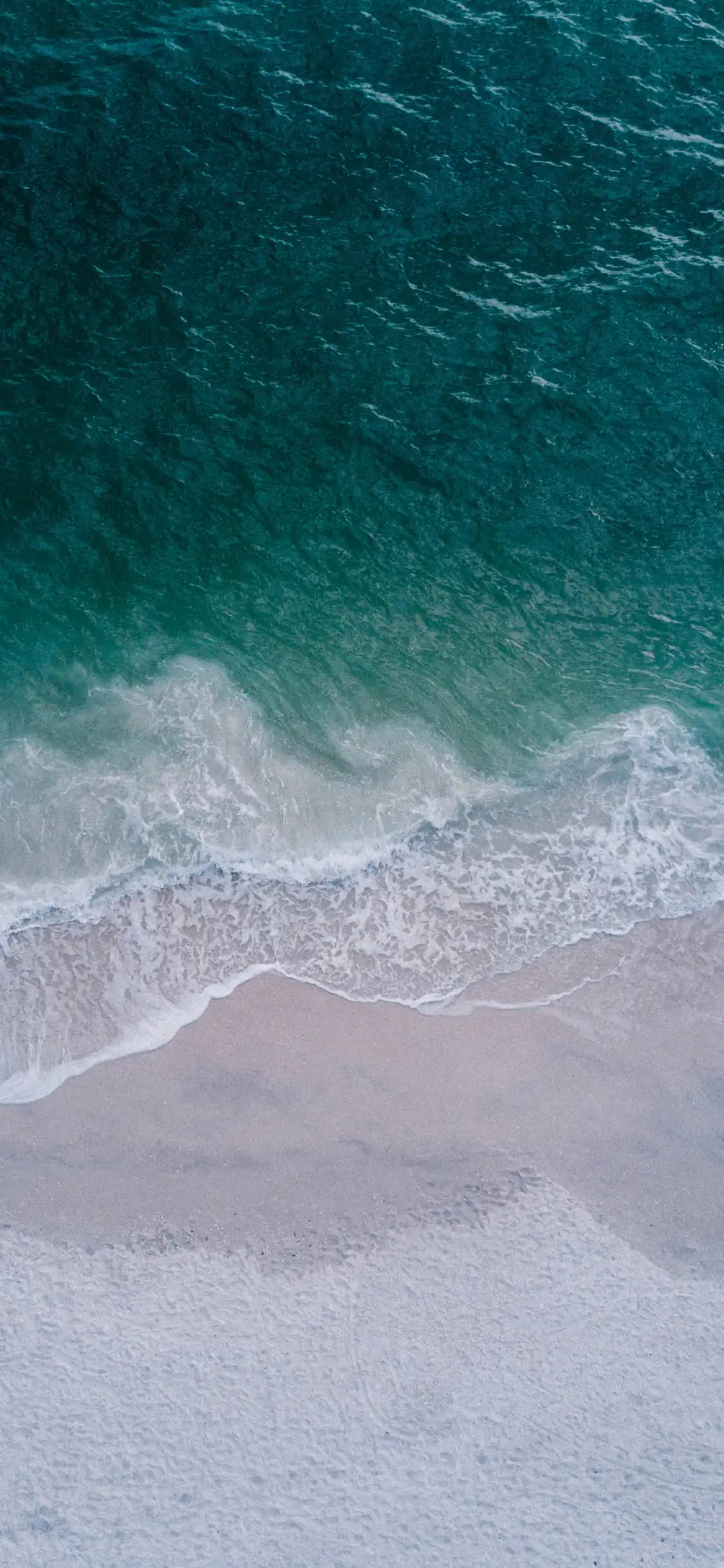 Wave 桌布 壁紙 — 從高空俯瞰，綠松石色的海浪輕輕拍打著淡粉色的沙灘。