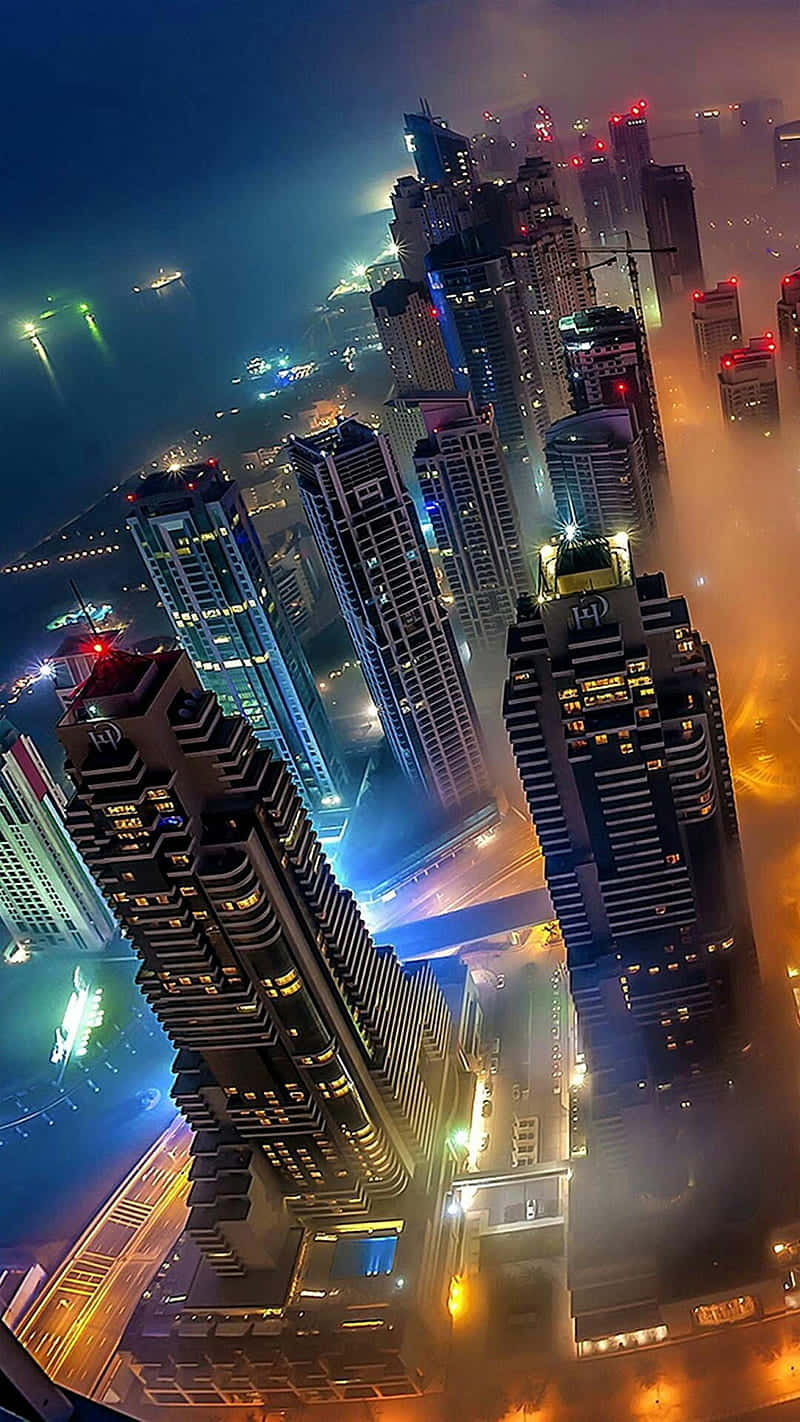 Chicago City Night 桌布 壁紙 — 從高空俯瞰，高聳的摩天大樓在夜間穿透迷霧，鮮豔的霓虹燈光反射在下方潮濕的街道上。